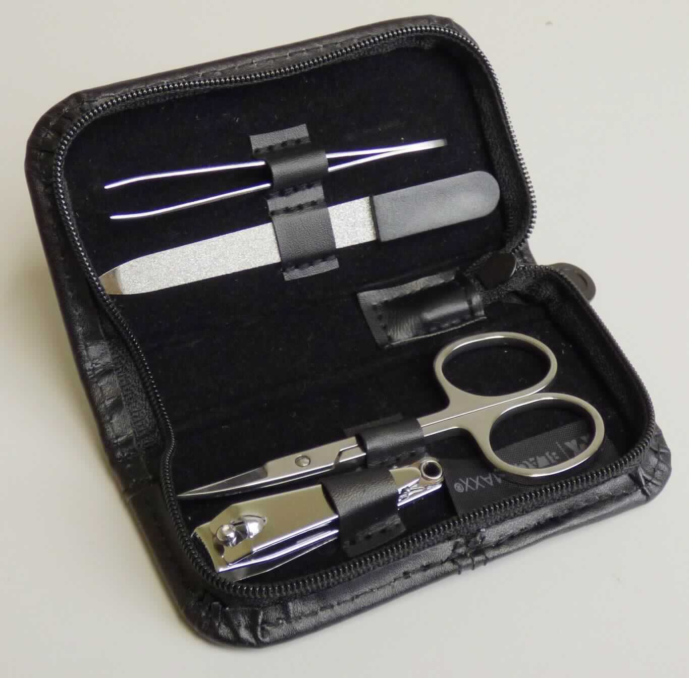 "Maniküre-Set";
Zusammenstellung für die Maniküre oder Pediküre, bestehend aus

- einer Pinzette aus unedlem Metall

- einer Nagelfeile aus mit einem Schleifstoff beschichtetem unedlem Metall

- einer Nagelschere aus unedlem Metall

- einem Nagelknipser aus unedlem Metall

- gemeinsam in einem speziell gestalteten und für den dauernden Gebrauch geeigneten
  Etui aufgemacht

Abbildung siehe Anlage.

Derartige Erzeugnisse gehören als "Zusammenstellungen für die Maniküre oder Pediküre (einschließlich Nagelfeilen)" zur Codenummer 8214 2000 00 0 des Zolltarifs.