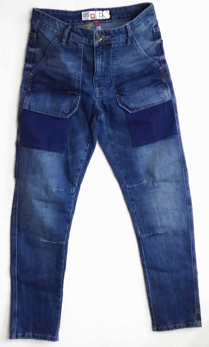 Lange Hose, sog. e.s. 7-Pocket-Jeans POWERdenim, A3-Art. 9583046, Größe 46, Foto siehe Anlage,
- in einem Polybeutel verpackt,
- aus ca. 0,9 mm dicken, buntgewebten, köperbindigen Denimgeweben aus laut Antrag 83 % Baumwolle, 
  12 % Polyester, 4 % Polyethylen und 1 % Elasthan (alles synthetische Chemiefasern),
- in der Taille abschließend; mit einem ca. 4 cm breiten, angesetzten Bund mit Gürtelschlaufen,
- vorn mit einer Öffnung mit Reißverschluss und Patte von links über rechts (Männerkleidung), die im Taillenbund  
  mit einem Knopf geschlossen wird, 
- vorn mit mehreren aufgesetzten, offenen bzw. mittels Druckknopfpatten zu schließenden, teilweise aus einfarbigen
  Geweben gefertigten Taschen sowie mit zwei aufgesetzten Gesäßtaschen,
- im Bereich der Knie mit Abnähern gearbeitet,
- mit knöchellangen Hosenbeinen,
- an den Beinabschlüssen durch Umschlagen und Festnähen gesäumt, 
- lässt aufgrund ihres allgemeinen Aussehens und der Beschaffenheit nicht erkennen, dass sie dazu bestimmt 
  ist, ausschließlich oder hauptsächlich zum Schutz anderer Kleidungsstücke und/oder Personen bei der
  Ausübung einer Gewerbe-, Berufs- oder Haushaltstätigkeit getragen zu werden.

"Lange Hose, aus Geweben, für Männer, aus Baumwolle, keine Arbeits- und Berufskleidung, aus Denim"