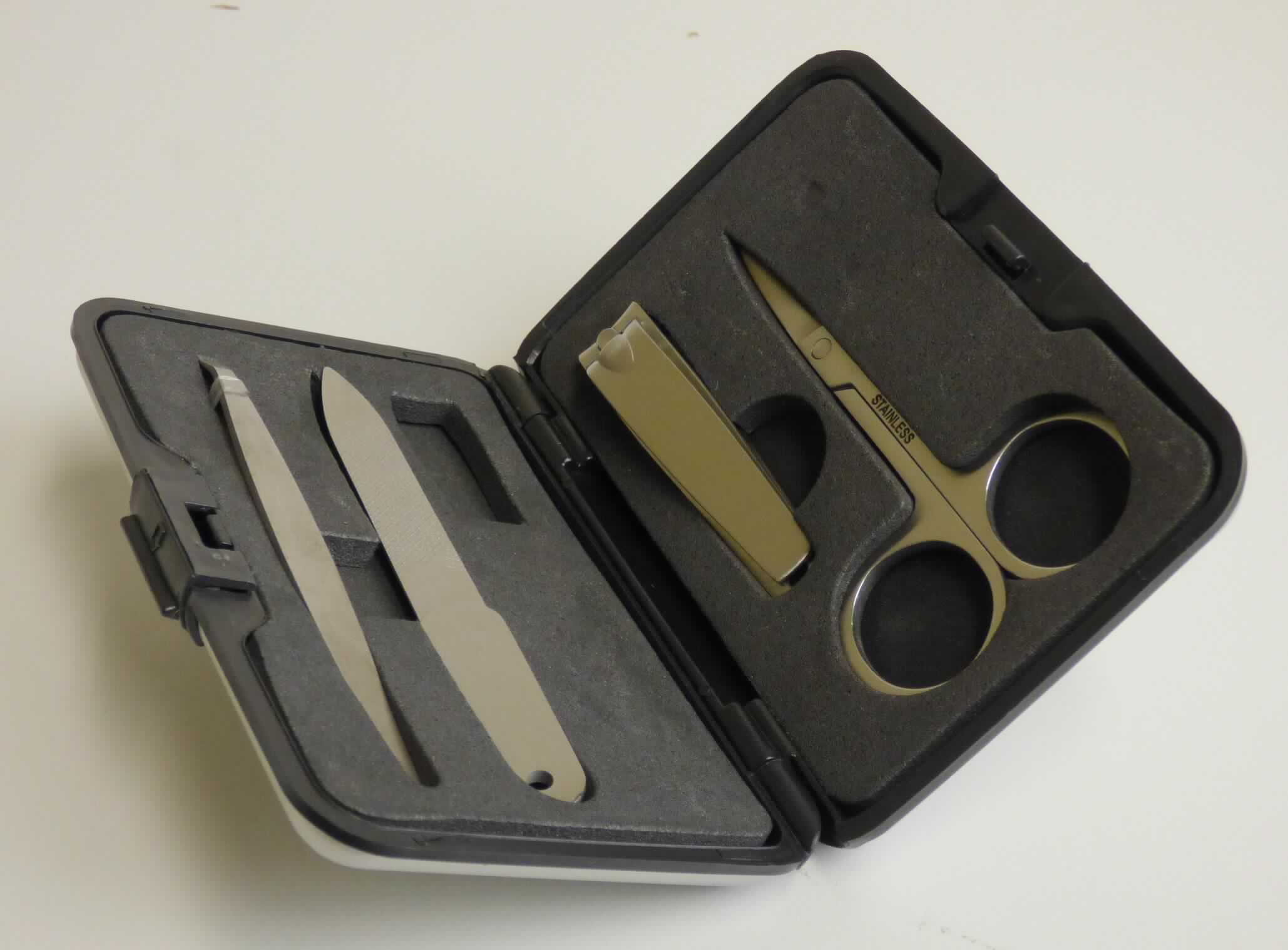 "Maniküre-Set";
Zusammenstellung für die Maniküre oder Pediküre, bestehend aus

- einer Pinzette aus unedlem Metall

- einer Nagelfeile aus unedlem Metall

- einer Nagelschere aus unedlem Metall

- einem Nagelknipser aus unedlem Metall

- gemeinsam in einem speziell gestalteten und für den dauernden Gebrauch geeigneten
  Etui aufgemacht und zusätzlich in einem bedruckten Karton verpackt

Abbildung siehe Anlage.

Derartige Erzeugnisse gehören als "Zusammenstellungen für die Maniküre oder Pediküre (einschließlich Nagelfeilen)" zur Codenummer 8214 2000 00 0 des Zolltarifs.