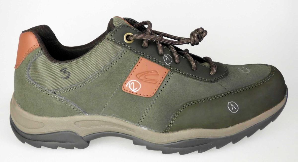 Halbschuhe (Größe 7,5, Foto siehe Anlage)
- mit Laufsohlen aus Kunststoff/Kautschuk; ohne Hauptsohle aus Holz,
- mit Oberteil (geschlossenes Blatt) aus Leder (den größten Teil der Außenfläche bildend), Spinnstoff und
  Kunststoff (Spinnstoff mit einer mit bloßem Auge wahrnehmbaren Außenschicht aus Kunststoff),
- mit einem Zuschnitt aus Kunststoff verstärkt,
- mit Schnürsenkelverschluss,
- ohne Metallschutz in der Vorderkappe,
- nicht den Knöchel bedeckend, 
- mit einer Länge der Innensohle von ca. 27,5 cm,
- als Männerschuh erkennbar.

"Schuhe mit Laufsohlen aus Kunststoff/Kautschuk und Oberteil aus Leder, andere als in den Unterpositionen
 6403 1200 bis 6403 9991 genannte, für Männer"