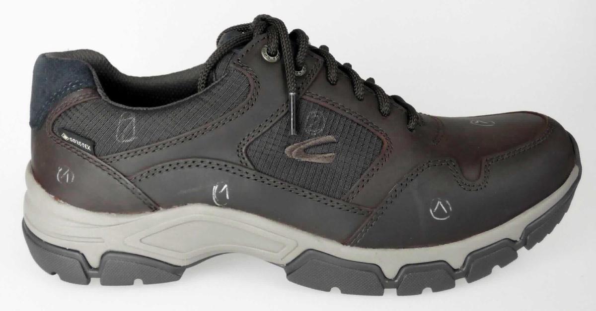 Halbschuhe (Größe 7,5, Foto siehe Anlage)
- mit Laufsohlen aus Kunststoff/Kautschuk; ohne Hauptsohle aus Holz,
- mit Oberteil (geschlossenes Blatt) aus Leder (den größten Teil der Außenfläche bildend) und Spinnstoff, 
- mit Schnürsenkelverschluss,
- ohne Metallschutz in der Vorderkappe,
- nicht den Knöchel bedeckend, 
- mit einer Länge der Innensohle von ca. 27,3 cm,
- als Männerschuh erkennbar.

"Schuhe mit Laufsohlen aus Kunststoff/Kautschuk und Oberteil aus Leder, andere als in den Unterpositionen
 6403 1200 bis 6403 9991 genannte, für Männer"