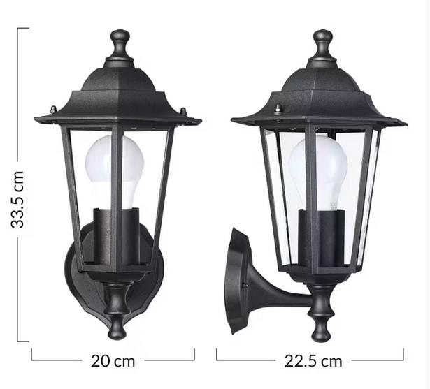Die sog. "Wandleuchte Krysante Edelstahl" ist ein elektrischer Beleuchtungskörper, bestehend aus einem ca. 335 mm x 200 mm x 225 mm (H x B x T) großen, anthrazitfarbigen sechseckigen Korpus aus einem Metallgestell mit sechs seitlich eingesetzten farblosen Glasscheiben, einem dreistufigen, sich verjüngenden anthrazitfarbigen Metalldeckel, einer Wandhalterung aus Metall und einem Leuchtensockel mit integrierter E27 Lampenfassung, die für die Verwendung verschiedener Leuchtmittel geeignet ist.

Techn. Daten (auszugsweise):
- Spannung: 200 - 240 V
- Leistung: max. 60 W
- Schutzklasse: IP44
- Fassung: E27

Das Erzeugnis wird über das Stromnetz betrieben und zu Beleuchtungszwecken im Innen- und Außenbereich eingesetzt.

Der stoffliche Charakter der Ware wird aufgrund des äußeren Erscheinungsbildes durch das Metall und das Glas gleichermaßen bestimmt. Aufgrund der Form und der Stabilitätsgebung bestimmt das Metall den wesentlichen Charakter der Ware.
Hinweise auf Handfertigung liegen nicht vor.

Das Erzeugnis ist als "elektrischer Beleuchtungskörper (Wandleuchte), anderweitig weder genannt noch inbegriffen, nicht von der für öffentliche Plätze oder Verkehrswege verwendeten Art, nicht ausschließlich zur Verwendung mit LED-Lichtquellen bestimmt, aus Metall, nicht handgearbeitet, nicht für zivile Luftfahrzeuge" einzureihen.