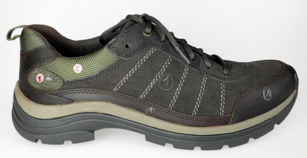 Halbschuhe (Größe 7,5, Foto siehe Anlage)
- mit Laufsohlen aus Kunststoff/Kautschuk; ohne Hauptsohle aus Holz,
- mit Oberteil (geschlossenes Blatt) aus Leder (den größten Teil der Außenfläche bildend) und Spinnstoff, 
- mit Zuschnitten aus Leder und Spinnstoff verstärkt,
- mit Schnürsenkelverschluss,
- ohne Metallschutz in der Vorderkappe,
- nicht den Knöchel bedeckend, 
- mit einer Länge der Innensohle von ca. 27,7 cm,
- als Männerschuh erkennbar.

"Schuhe mit Laufsohlen aus Kunststoff/Kautschuk und Oberteil aus Leder, andere als in den Unterpositionen
 6403 1200 bis 6403 9991 genannte, für Männer"