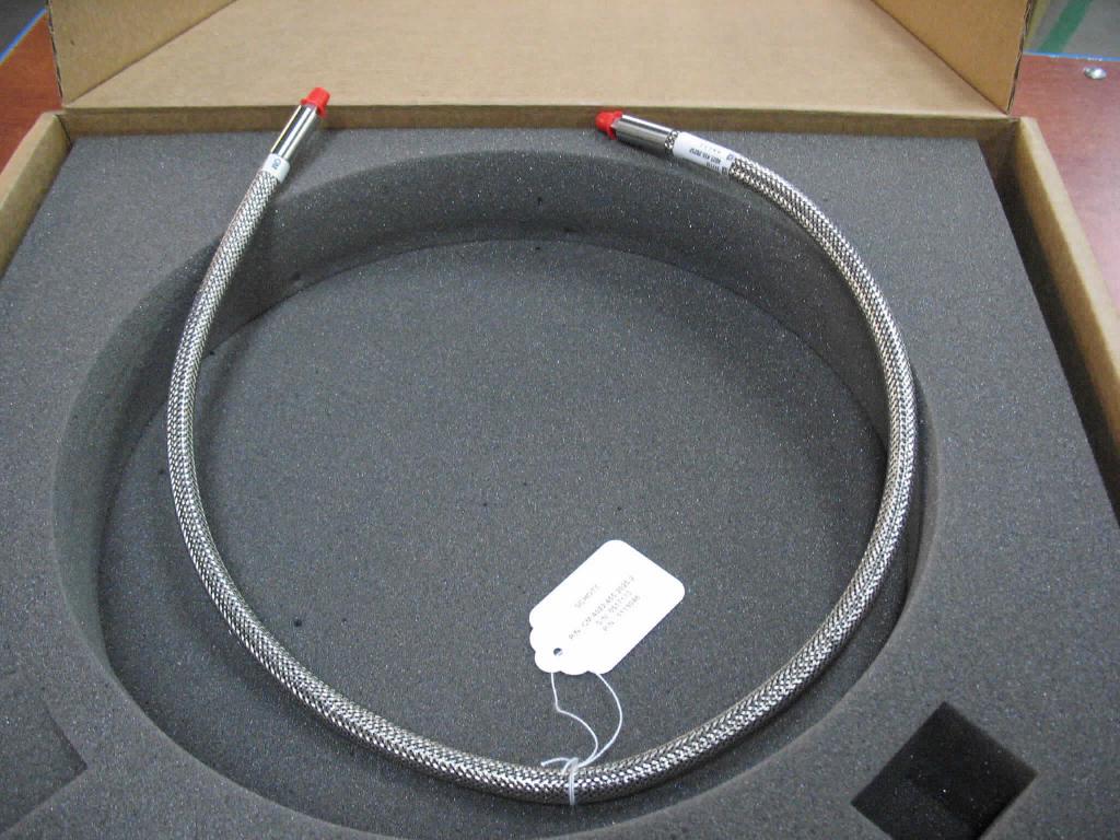 Sog. Bildleiter, in Form eines flexiblen faseroptischen Kables aus einem Bündel gleichgerichteter Glasfasern mit einem Durchmesser von 10 µm (Kern und Cladding) - Typ Wound Image Bundle -, nicht einzeln umhüllt, deren jeweilige Enden durch Verschmelzung fixiert werden, in einer gemeinsamen Hülle. Die Ware wird in drei Standard-Faserkernvarianten (4x4 mm / 5x6,7 mm / 8x10 mm) und in sieben Längen (in Inch: 24; 36; 48; 72; 108; 150;180) hergestellt. Das Faserbündel ist je nach Applikation mit einer Schutzummantelung aus unterschiedlichen Materialien, zum Beispiel aus Stoff oder Teflon-Metallgeflecht, überzogen.
Das Bildleiterkabel dient der Bildübertragung unter anderem bei der technischen Inspektion von Tanks, in Vakuumumgebung, bei der Schweißrobotik oder als "Türspion" bei verstärkten doppellagigen Türen. 
Zur äußeren Form siehe Abbildung in Anlage.

DIe Ware wird als "Kabel aus optischen Fasern, ausgenommen solche der Position 8544, zur Bildübertragung" eingereiht.