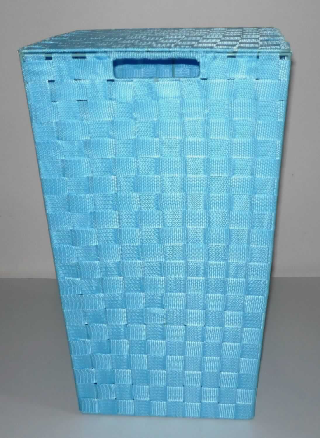 Wäschesammler, sog. Wäschebehälter, Art. Nr. 17227-14, Foto siehe Anlage,
- annähernd quaderförmig; mit einer Grundfläche von ca. 26 cm x 26 cm und einer Höhe von ca. 55 cm,
- mit einem formgebenden Gestell aus unedlem Metall,
- in Flechttechnik mit ca. 2,5 cm breiten Gewebebändern aus laut Antrag Nylon (synthetische Chemiefasern)
  bespannt (somit keine Ware aus Flechtstoffen des Kapitels 46),
- mit einem aufklappbaren Deckel,
- auf zwei gegenüberliegenden Seiten mit rechteckigen Grifföffnungen,
- durch Zusammenfügen konfektioniert; laut Antrag handgearbeitet,
- stellt sich nicht als Behältnis der Position 4202 dar, da die Ware weder namentlich im Positionswortlaut genannt, 
  noch einem der dort genannten Behältnisse ähnlich ist,
- ohne raumbezogene Funktion, somit keine Ware der Position 6304,
- stellt sich nicht als Gebrauchsgegenstand zur Ausstattung von Wohnungen, Hotels usw. dar, deshalb keine
  Ware der Position 9403,
- im Hinblick auf den Umfang und das äußere Erscheinungsbild verleiht der Spinnstoff der Ware ihren
  wesentlichen Charakter.

"Andere konfektionierte Ware (Wäschesammler), aus Spinnstoffen, andere als in den Unterpositionen
 6307 9010 00 bis 6307 9098 10 genannte, handgearbeitet"