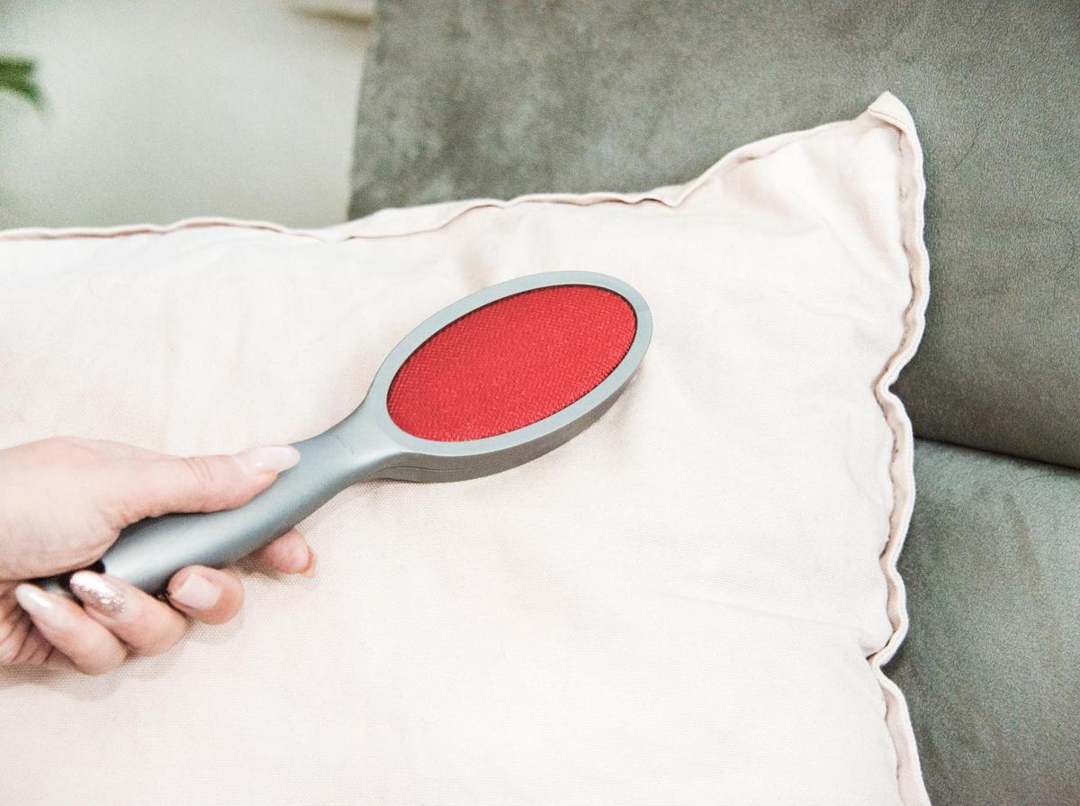 Bei der sog. "Textilfusselbürste" (Artikelnummer 134552) handelt sich um eine ca. 25 cm lange Kleiderbürste (Textilbürste) bestehend aus einem ovalen, auf Vorder- und Rückseite mit einem textilen Material mit Widerhäkchen überzogenen Bürstenkopf aus Kunststoff mit Griffteil.

Die mit einem bedruckten Pappkarton zum Aufhängen verpackte Ware dient zum Reinigen der Kleidung von feinem Schmutz sowie Fusseln.

Das Erzeugnis ist als "andere als zuvor von der Position 9603 erfasste Bürste, Bürstenware für die Haushaltsreinigung, einschließlich Kleiderbürsten" einzureihen.