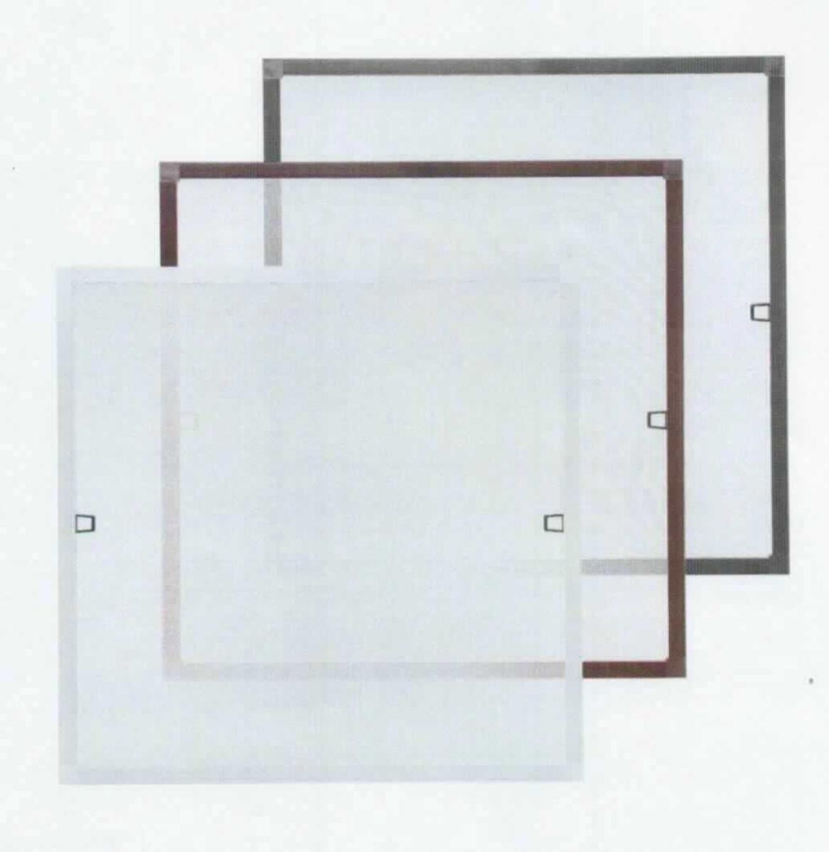 Es handelt sich um sog. Insektenschutz-Fenster-Spannrahmen, im Wesentlichen bestehend aus
- einer Konstruktion aus vier Rahmenprofilen aus Aluminium, 
- einem Gewebe aus Fiberglas,
- vier Eckverbindern, zwei Griffen, einem Kederband und vier Einhängewinkeln, jeweils 
  verschiedener stofflicher Beschaffenheit.
Die Profile werden zu einem Rahmen zusammengefügt und mit dem Fiberglasgewebe bespannt. Die Erzeugnisse werden auf Fensterrahmen montiert und dienen dort als Insektenschutz. 
Aluminium herrscht gegenüber jedem anderen Metall gewichtsmäßig vor.
Die Erzeugnisse sind noch nicht zusammengesetzt und gemeinsam mit einem sog. Kederwerkzeug, einem sog. Biegewerkzeug und einer Montageanleitung in einem Pappkarton für den Einzelverkauf aufgemacht.
-Antragstellerangaben-

Abbildung siehe Anlage.

Derartige Erzeugnisse gehören als "andere (als in den Codenummern 7610 1000 00 0 und 7610 9010 00 0 genannte) Konstruktionen aus Aluminium" zur Codenummer 7610 9090 00 0 des Zolltarifs.
