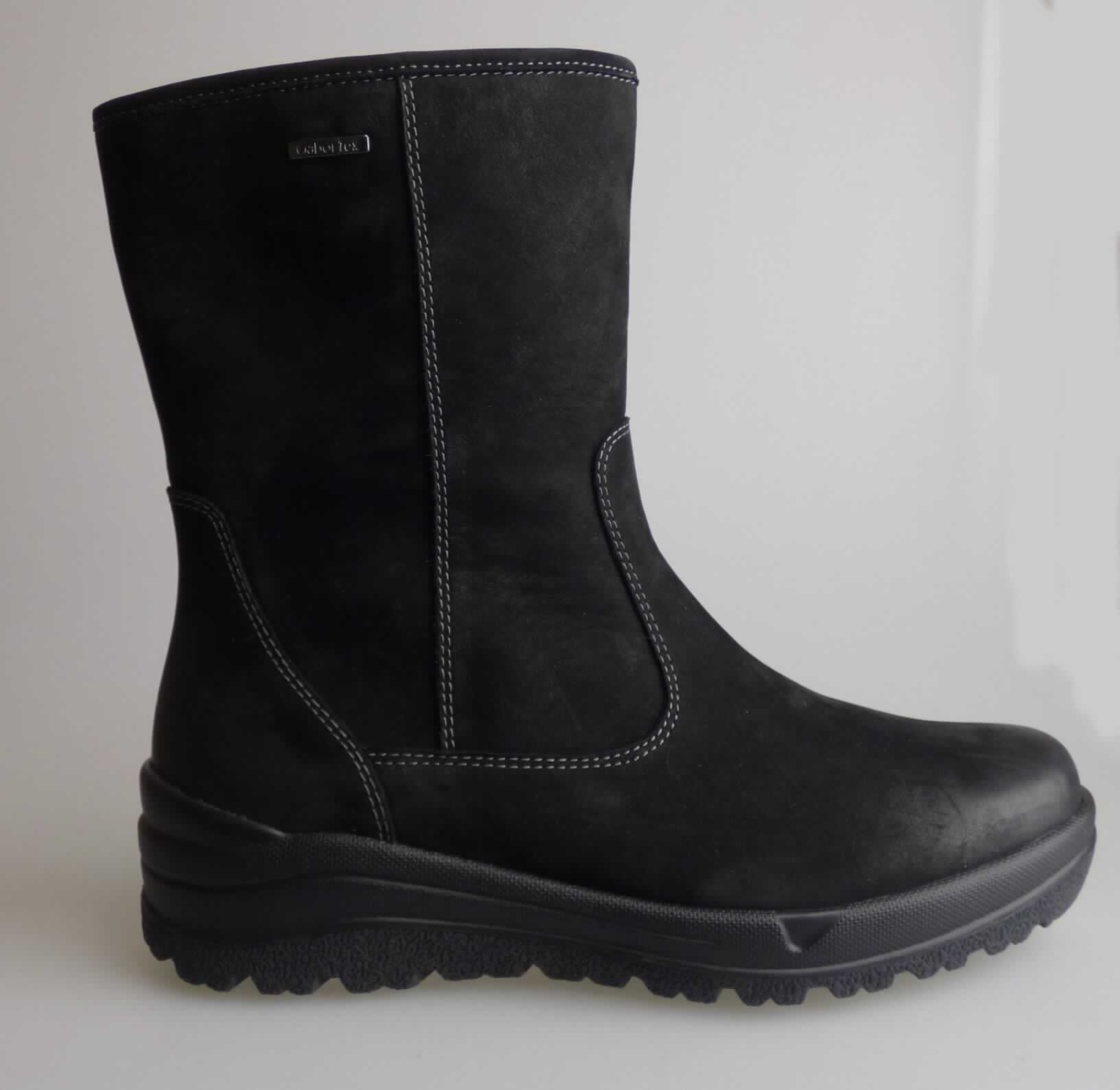 Stiefel (lt. Antrag: "Freizeitschuh für Damen, Größe 4,5, Foto siehe Anlage)
- mit Laufsohlen aus Kunststoff/Kautschuk; ohne Hauptsohle aus Holz,
- mit Oberteil aus Leder,
- mit einer Randeinfassung aus Leder verstärkt,
- seitlich mit Reißverschluss,
- ohne Metallschutz in der Vorderkappe, 
- den Knöchel, jedoch nicht die Wade bedeckend,
- mit einer Länge der Innensohle von ca. 24,8 cm,
- für Frauen (u. a. schlanker Schnitt).

"Schuhe mit Laufsohlen aus Kunststoff/Kautschuk und Oberteil aus Leder, andere als in den Unterpositionen 
 6403 1200 bis 6403 9105 genannte, den Knöchel, jedoch nicht die Wade bedeckend, andere als in der
 Unterposition 6403 9111 genannte, für Frauen"