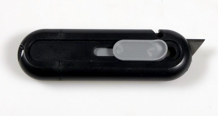 "Cuttermesser"

- mit schneidender, diagonaler, nicht feststehender, mit Sollbruchstellen versehener
  Klinge aus unedlem Metall, in einem Gehäuse mit einem Klingenschieber und
  Führungsschiene, jeweils aus Kunststoff

- in einem Kunststoffbeutel verpackt

Abbildung siehe Anlage.

Derartige Waren gehören als "Messer mit schneidender, nicht feststehender Klinge aus
unedlem Metall, keine Messer der Position 8208" zur Unterposition 8211 9300 der 
kombinierten Nomenklatur.