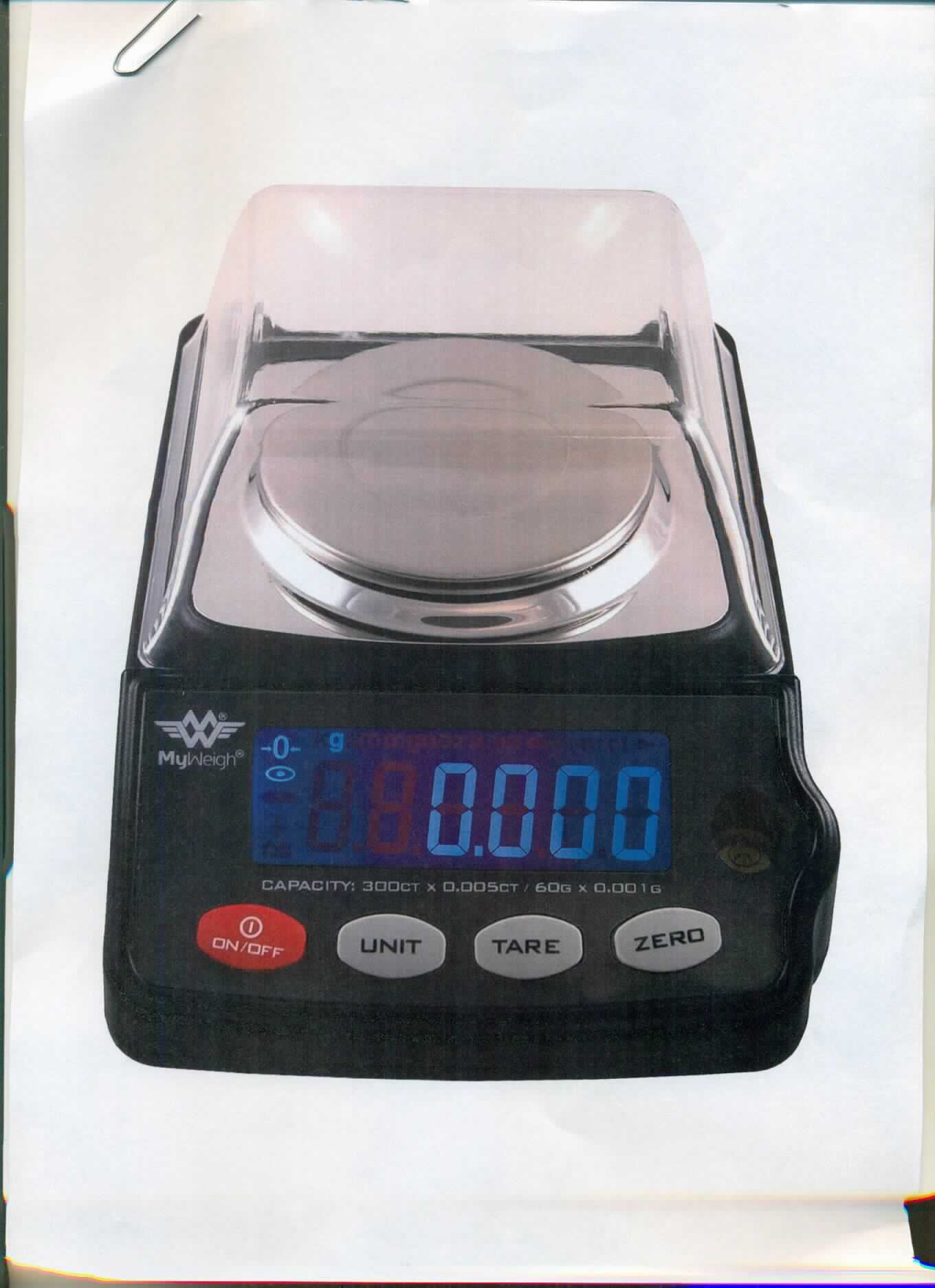 Sog. Präzisionswaage, im Wesentlichen bestehend aus einem Gehäuse mit den Abmessungen von ca. 15 x 10 x 8 cm (einschließlich Windschutz), mit einem LC-Display und Bedienelementen, einer runden Wiegefläche aus unedlem Metall mit einem Durchmesser von 7 cm und einer transparenten Plattformschutzabdeckung, die nach oben aufgeklappt werden kann.
Die Waage wiegt Waren bis zu einem Gewicht von 60 Gramm mit einer Messgenauigkeit von 0,001 g. Die Ergebnisse können in verschiedenen Einheiten (Gramm, Unze u. ä.) angezeigt werden.
Das Gerät kann wahlweise mit einen Netzadapter oder durch Batterien mit Strom versorgt werden.

Zur äußeren Form siehe Abbildung in der Anlage.

Die Ware wird als "Waage, mit einer Empfindlichkeit von feiner als 50 mg" eingereiht.