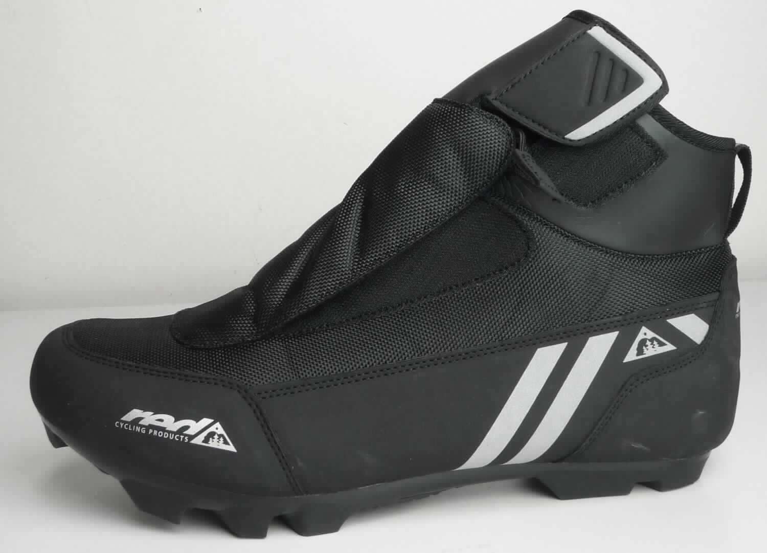 Radsportstiefel (lt. Antrag: "Winter Fahrradschuhe", Größe 47, Foto siehe Anlage)
- mit Laufsohlen aus (lt. Antrag) Kunststoff,
- mit Oberteil (geschlossenes Blatt) aus Kunststoff (Spinnstoff mit einer mit bloßem Auge wahrnehmbaren
  Außenschicht aus Kunststoff, den größten Teil der Außenfläche bildend, somit keine Ware der Position 6404)
  und Spinnstoff,
- an der Einschlupföffnung mit einer Randeinfassung aus Spinnstoff verstärkt,
- mit einer Kordel mit Kordelstopper und einem Klettverschluss über dem Spann,
- mit einer Pedalbefestigungsvorrichtung (mit beigefügtem Befestigungsmaterial).

"Schuhe (Sportschuhe), andere als in der Position 6401 genannte, mit Laufsohlen und Oberteil aus Kunststoff, 
 andere als in den Unterpositionen 6402 1210 und 6402 1290 genannte"