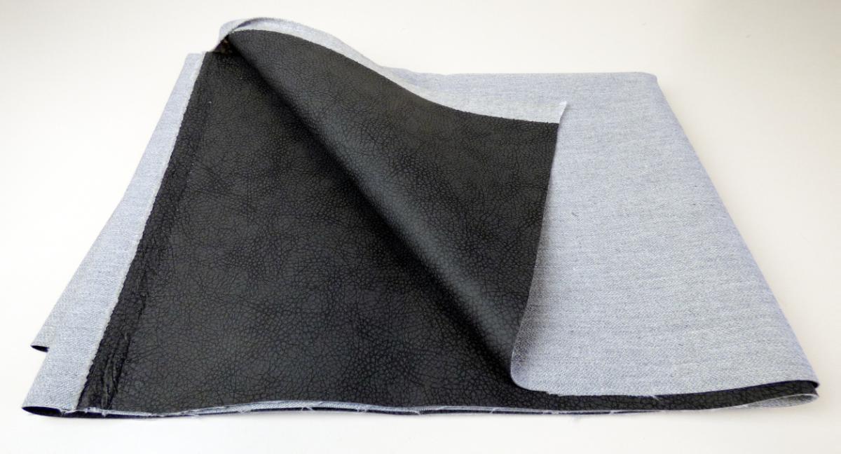 Mit Kunststoff überzogenes Gewebe, sog. Möbelbezugsstoff, Foto siehe Anlage,
- als Meterware, mit einer Breite von laut Antrag 143 cm,
- Gewebe aus Spinnstoffen, das auf der Außenseite (Schauseite) mit bloßem Auge wahrnehmbar mit
  geprägtem Zellkunststoff (laut Antrag Polyurethan) überzogen ist; das Gewebe ist dicht, buntgewebt,
  geraut und dicker als der Zellkunststoff und dient damit nicht nur der Verstärkung,
- von Hand bei einer Temperatur zwischen 15 und 30 °C auf einen Dorn von 7 mm Durchmesser
  aufrollbar, ohne rissig zu werden.

"Gewebe, mit Kunststoff (Polyurethan) überzogen, anderes als solches der Position 5902, anderes als in
 der Unterposition 5903 2090 20 genannte"