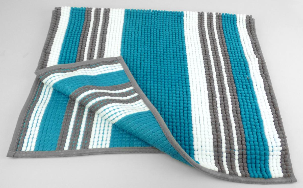 Fußbodenbelag (Badematte), sog. Chenille Badteppich, Art-Nr. NAN 8158981, Foto siehe Anlage,
- laut Antrag in verschiedenen Farbvarianten, 
- rechteckig, mit den Abmessungen von laut Antrag 60 cm x 100 cm,
- aus synthetischen Spinnstoffen (laut Antrag 100 % Polyester),
- getuftet (Nadelflor),
- mit einem Grund aus einem Gewebe und einem nachträglich in das Grundgewebe eingezogenen 
  Flor aus Chenillegarnen (buntgewebt),
- an den Rändern mit schmalen Gewirkestreifen eingefasst (damit konfektioniert; keine Fliese),
- auf der Rückseite rutschhemmend ausgerüstet,
- erfüllt die Bedingungen zur Einreihung als Fußbodenbelag.

"Fußbodenbelag (Badematte), aus Spinnstoffen, getuftet (Nadelflor), konfektioniert, aus 
 synthetischen Spinnstoffen (Polyester), keine Fliese"