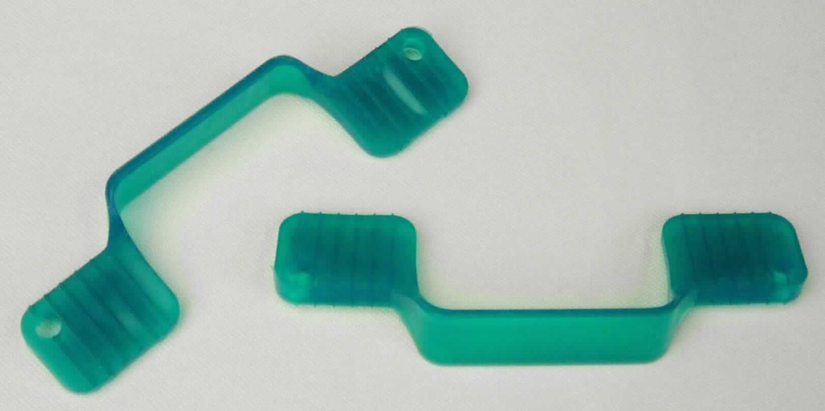 Wangen- und Lippenspreizer, sog. IsoBlock Aufbisshilfe, Art.-Nr. 331, in Form eines spezifischen, grünen, annähernd U-förmigen Kunststoffformteils, im Wesentlichen bestehend aus zwei geriffelten, rechteckigen, festen Plättchen, welche durch einen flexiblen Steg miteinander verbunden sind.
Äußere Form: siehe Abbildung in der Anlage.
Die beidseitige Aufbisshilfe wird dem Patienten während einer zahnärztlichen Behandlung eingesetzt, um die Wangen bzw. die Lippen des Patienten in einer stabilen Position und die Zunge zurück zu halten. Der Patient beißt dazu im Molarenbereich auf die beiden Plättchen. Es wird dem Zahnarzt so ein voller Zugang zu faszilen und bukkalen Flächen ermöglicht, u. a. bei der Zahnaufhellung oder dem Zementieren von Brackets (nicht Gegenstand dieser vZTA-Entscheidung).

Die Ware ist als "zahnärztliches Gerät, nicht von den Unterpositionen (KN) 9018 1100 bis 9018 4910 erfasst" einzureihen.