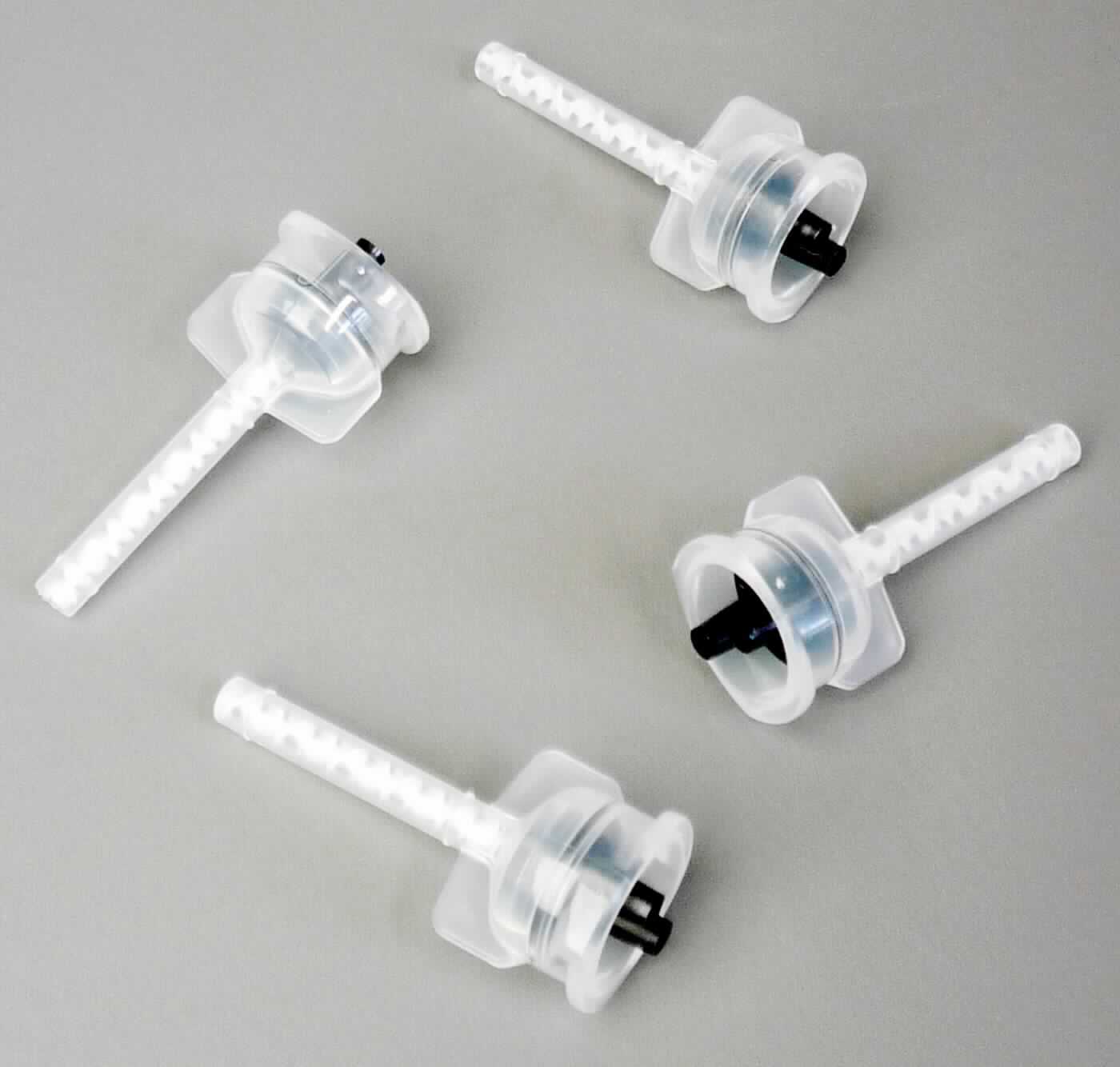 Statischer Mischansatz in Form einer Mischkanüle aus klarsichtigem Kunststoff, sog. Ultradent Mixing Tip, Art.-Nr. 5920, zehn Stück in einer klarsichtigen Kunststofftüte mit Aufkleber verpackt, Gesamtlänge einer Mischdüse ca. 35 mm, an einem Ende des Mischansatzes mit einem Anschlussstück mit Griffplättchen mit integriertem schwarzen Mischanschluss mit zwei Öffnungen versehen und einem ca. 25 mm langen, röhrchenförmigen, unten offenen Mischstück mit spiralförmigem, weißen Einsatz aus Kunststoff, zum Aufsetzen auf eine Kunststoff-Doppelspritze (nicht Gegenstand dieser vZTA-Entscheidung).
Äußere Form: siehe Abbildung in der Anlage.
Die Kanülen werden von einem Zahnarzt verwendet und dienen dem Mischen und direkten Ausbringen/Applikation  einer dentalen Zweikomponentenpaste (ebenfalls nicht Gegenstand dieser vZTA-Entscheidung) mit einer Doppelspritze.

Die Ware wird als "Zubehör, erkennbar hauptsächlich für eine medizinische Spritze aus Kunststoff" eingereiht.