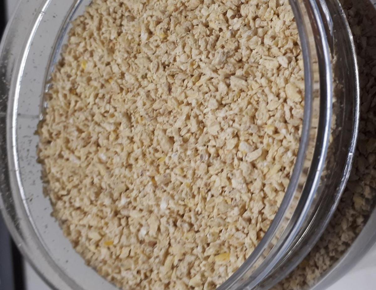 Angaben:
Katzenstreu. Beigefarbenes, klumpenbildendes Granulat aus 60% Mais und 40% Weizen mit einer Körnung von ca. 1-3 mm, versehen mit Duftstoff (Lemongras). Die Ware wird als Bulkware gehandelt.

Feststellungen:
Beigefarbenes Granulat mit einer Korngröße von ca. 1-3 mm und Geruch nach Zitronengras.

Befund:
Chemische Erzeugnisse und Zubereitungen der chemischen Industrie oder verwandter Industrien (einschließlich Mischungen von Naturprodukten), anderweit weder genannt noch inbegriffen; chemische Erzeugnisse oder Zubereitungen, überwiegend aus organischen Verbindungen bestehend, anderweit weder genannt noch inbegriffen; andere.