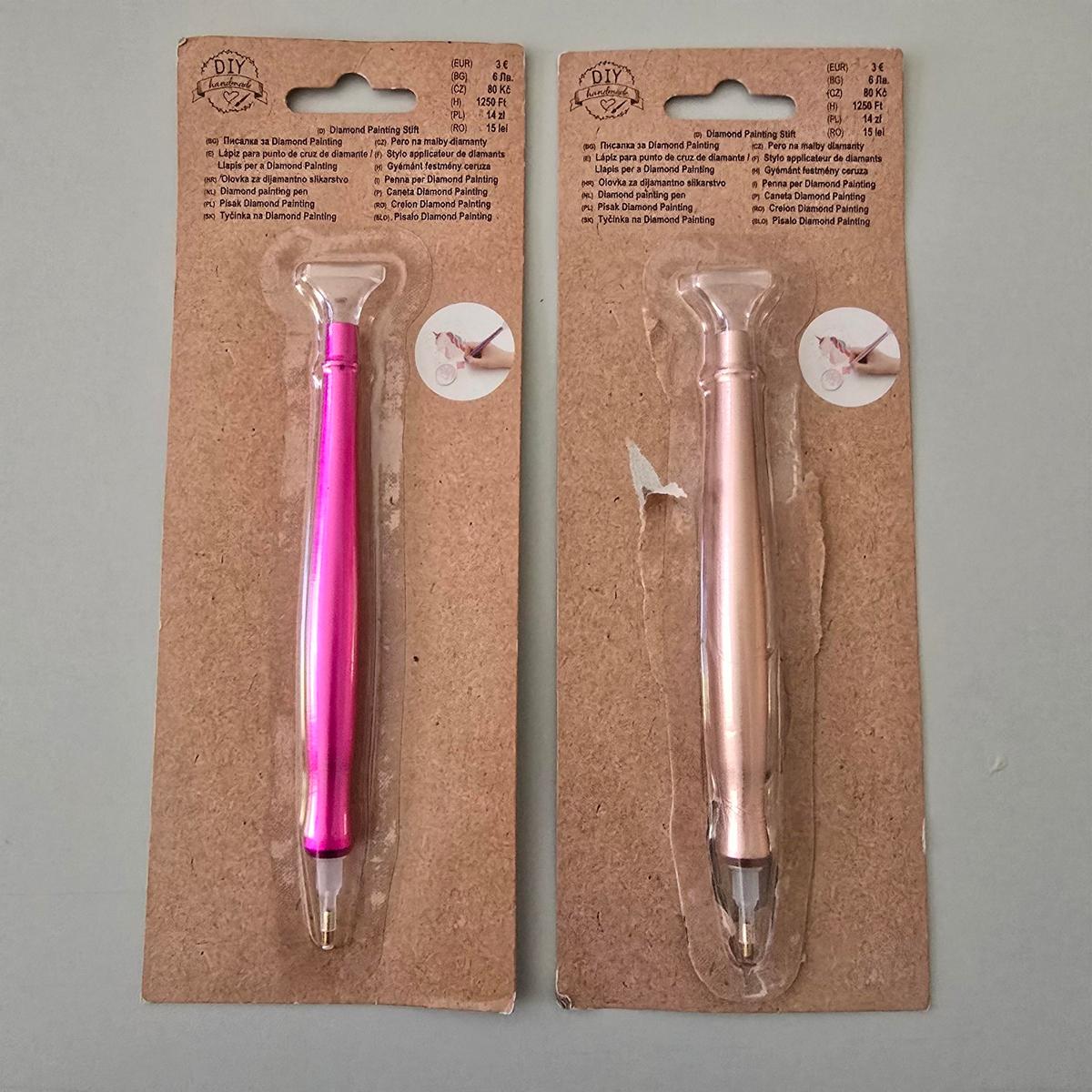"Diamond Painting Stift"
Ware zwei verschiedenen Funktionen

- mit freiem Arm zu handhabendes Erzeugnis, zylindrisch geformtes Griffstück
  (ohne Mine, kein Schreibgerät)

- an einem Ende mit einer hohlzylindrischen Spitze aus Kupfer zum Applizieren
  von einem einzelnen Schmucksteinen (= Position 8205)

- am anderen Ende mit einem Aufsatz aus Kunststoff (PP) mit einem etwa 2 mm
  breiten Schlitz, zur Aufnahme von Schmucksteinen (= Position 3926)

- Gesamtlänge : etwa 155 mm

- aufgrund der verschiedenen Funktionen gehört die Ware in Anwendung
der AV 3 c) in die letztgenannte der gleichermaßen in Betracht kommenden
Positionen

- auf einer bedruckten Pappunterlage aufgeblistert

Eine Einreihung in die Position 7419 kommt aufgrund des Vorrangs von
Kapitel 82 nicht in Betracht.

Abbildung siehe Anlage.


Derartige Erzeugnisse gehören als "Handwerkzeuge (Haushaltswerkzeuge),
anderweit weder genannt noch inbegriffen, mit arbeitendem Teil aus unedlem
Metall" zur Codenummer 8205 5100 00 0 des Zolltarifs.