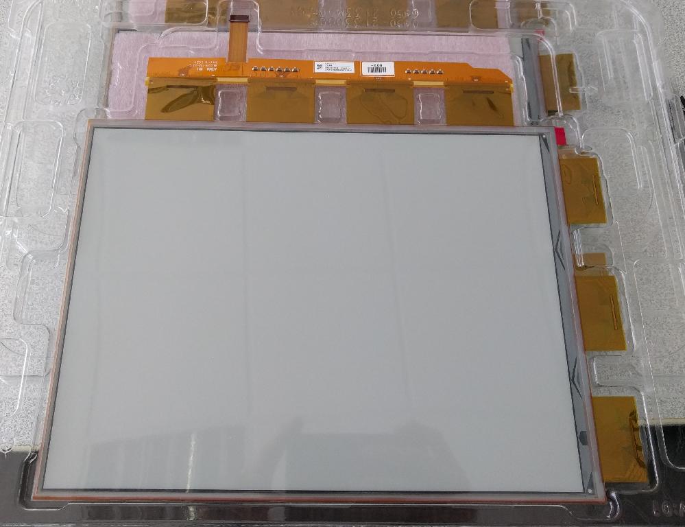 Elektrophoretische Anzeige (Abbildung siehe Anlage),
- aus einer auf Elektrophorese basierenden monochromen 13,3 Zoll TFT- Anzeigetafel 
  in einem Gehäuse (Abmessungen: 287,0 x 215,5 x 0,67 mm, Auflösung: 2200 x 1650 Pixel, 
  aktive Anzeigefläche: 270,6 x 202,95 mm) mit einer flexiblen Leiterplatte mit 39 Anschluss-
  Pins und weiteren Anschlusskontakten,
- zur Verwendung als Flachbildschirmmodul nach Einbau in Geräte unterschiedlicher
  Anwendungsbereiche (z.B. E-Book Reader).

"Flachbildschirmmodule, auch berührungsempfindliche Bildschirme enthaltend, mit Treiber
 oder Steuerschaltkreisen, andere als in den TARIC-Codes 8524 91 00 00 bis 8524 92 00 0
 genannt"
