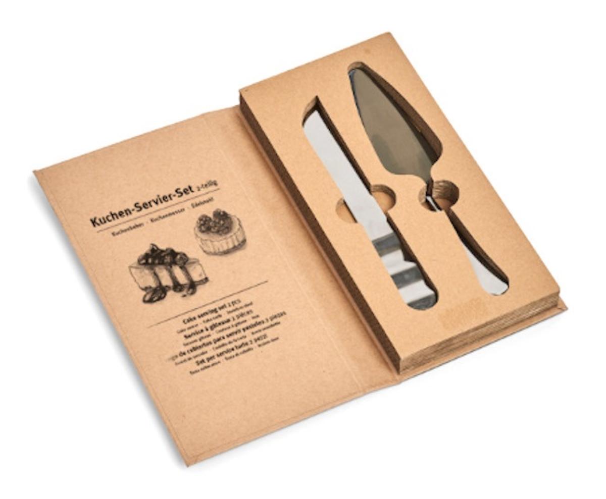 "Kuchen-Servier-Set";

Zusammenstellung, bestehend aus

- einem Kuchenmesser, vollständig aus nicht rostendem Stahl,
  mit schneidender, gezahnter Klinge und Griff

- und einem Tortenheber, vollständig aus nicht rostendem Stahl,
  in Form eines nahezu dreieckigen, flachen arbeitenden Teils mit
  abgerundeten Ecken, an einer Seite mit einem wellenförmigen 
  Schliff als Schneidkante versehen und einem nach oben
  abgewinkelten Griff

- zum Schneiden, Heben und Servieren von Kuchen- oder
  Tortenstücken

- gemeinsam in einem Pappkarton eingelegt und in einem 
  Kunststoffbeutel verpackt

 Abbildung siehe Anlage

Derartige Erzeugnisse gehören als "Tortenheber aus nicht rostendem Stahl"
zur Codenummer 8215 9910 00 0 des Zolltarifs.