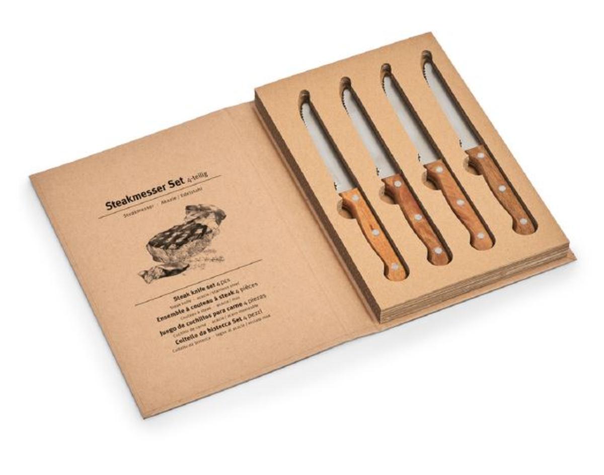 "Steakmesser-Set, 4-teilig";

- Set, bestehend aus vier identischen Steakmessern, jeweils mit schneidender,
  feststehender, gezahnter Klinge aus Stahl und dreifach genietetem Griff aus Akazie

- Länge ca. 22 cm

- zum Schneiden von Steaks am Tisch

- jeweils mit separatem Klingenschutz aus Kunststoff; jedes Messer ist einzeln in einer Kunststoffhülle
  und alle 4 Messer sind in einer buchartigen Pappschachtel mit inseitiger Kunststoffabdeckung
  aufgemacht.

Abbildung siehe Anlage.

Derartige Erzeugnisse gehören als "Tischmesser mit schneidender, feststehender Klinge,
auch gezahnt, keine Messer der Position 8208, mit arbeitendem Teil aus unedlem Metall,
keine Zusammenstellungen" zur Codenummer 8211 9100 00 0 des Zolltarifs.
