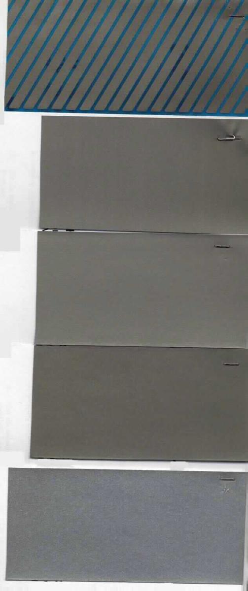 Angaben des Antragstellers:
Reflextransferfilm
- Lage aus Mikroglaskugeln, die eingebettet sind in ein Elastomer (NBR-Kautschuk/Phenolharz) und Lage aus Klebstoff (hitzeaktivierbar oder druckempfindlich) -


Feststellungen an einem Warenmuster:
Es wurden silberfarbene, mehrlagige Folien vorgelegt. Die Oberseite besteht aus kleinen Mikrokugeln, die in ein NBR-Kautschuk/Phenolharz-Gemisch eingebettet sind. Die Unterseite besteht aus einem Klebstoff (druckempfindlich oder hitzeaktivierbar). 
Für die Folie ist das Einbettmedium aus Kautschuk charakterverleihend.

Befund:
Andere Folie aus Vollkautschuk der Unterposition (KN) 4008 2190
