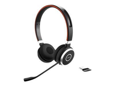 Bluetooth-Kopfhörer mit Mikrofon (Abbildung siehe Anlage)¸
- aus je einem Lautsprecher in einem eigenen Gehäuse mit Ohrpolster, über einen
  verstellbaren Kopfbügel miteinander verbunden, mit integriertem Bluetooth-Funksende-
  /empfangsmodul, Akkumulator, USB-Ladeanschluss, fest angebrachtem Mikrofon,
  LED-Statusanzeige und Bedienelementen (für die Stummschaltung, Kopplung, Laut-
  stärkeregelung, Geräuschunterdrückung, Rufannahme/-beendigung und -ablehnung),
- zum Umwandeln elektrischer Tonfrequenzsignale in Schallwellen und zum Umwandeln von
  Schallwellen in elektrische Tonfrequenzimpulse - kennzeichnende Haupttätigkeit - sowie
  zum Senden und Empfangen von Audiosignalen im Bluetooth-Standard für das drahtlose
  Telefonieren nach Anschluss und Kopplung verschiedener Geräte mittels USB-Bluetooth-Adapter,
- zusammen mit Beipack (USB-Bluetooth-Adapter, Neopren-Tasche, Dokumentation) in einer
  gemeinsamen Verkaufsumschließung.
Der Kopfhörer mit Mikrofon bestimmt den Charakter des Ganzen.

"Kopfhörer kombiniert mit Mikrofon,(Kombination aus Kopfhörer mit Mikrofon
  - kennzeichnende Haupttätigkeit - und Funksende-/empfangseinheit, in
 Warenzusammenstellung in Aufmachung für den Einzelverkauf mit nicht
 charakterbestimmendem Beipack)"