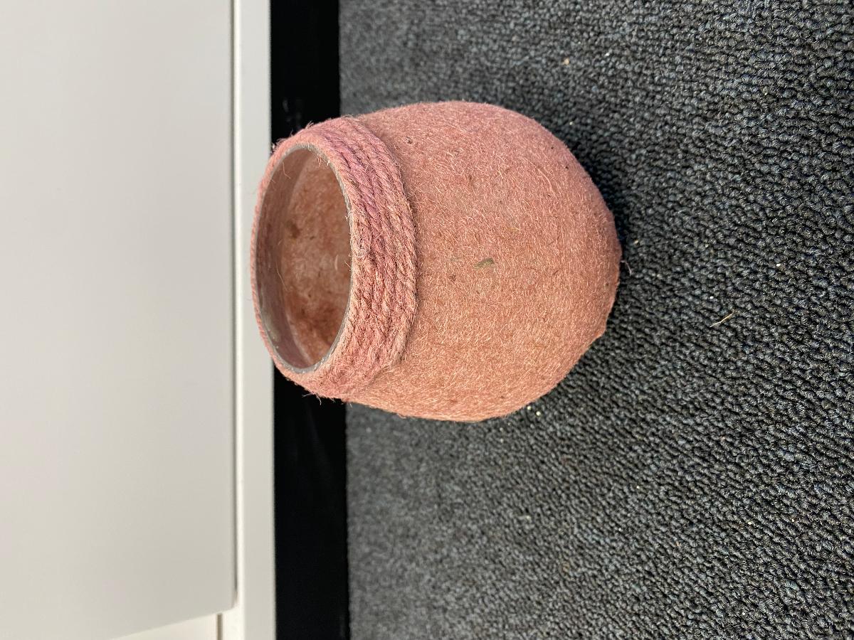 Glasware zur Innenausstattung, sog. Glas-Gefäß mit Sisalrand "Crunch", Foto siehe Anlage,
- oben offenes, bauchiges Gefäß aus klarsichtigem, laut Antrag gewöhnlichem, handgefertigtem Glas,
- außer an der Unterseite außen mit augenscheinlich Vliesstoff aus Spinnstoffen (laut Antrag Baumwolle)
  überzogen,
- am oberen Rand mit einer Einfassung aus Garnen aus Sisal (laut Antrag),
- mit den Abmessungen: ca. 10,5 cm (Durchmesser) x 10 cm (Höhe),
- das Glas bestimmt im Hinblick auf den Umfang und seiner Bedeutung in Bezug auf die Verwendung
  den wesentlichen Charakter der Ware.

"Glasware zur Innenausstattung, aus gewöhnlichem Glas, handgefertigt (manuelle Glasentnahme)"