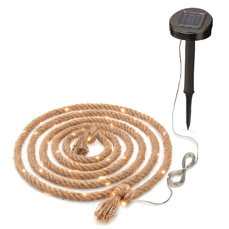 Seil, Foto siehe Anlage,
- laut Antrag:
-- in einem bedruckten Pappkarton verpackt,
-- mit einem Durchmesser von ca. 1,5 cm und einer Länge von 4,5 m,
-- aus einem Seil aus Spinnstoffen (Jute), einer um das Seil gewickelten, solarbetriebenen Lichterkette
   mit 60 LEDs und einem sog. Solarmodul mit integriertem Akku; die Lichterkette dient lediglich der
   Erhöhung der Zierwirkung,
-- an den Enden jeweils abgeknotet,
-- zusätzlich mit einem Erdspieß ausgestattet,
- konfektioniert durch Säumen (Abknoten).

"Ware aus Seilen, anderweit weder genannt noch inbegriffen"