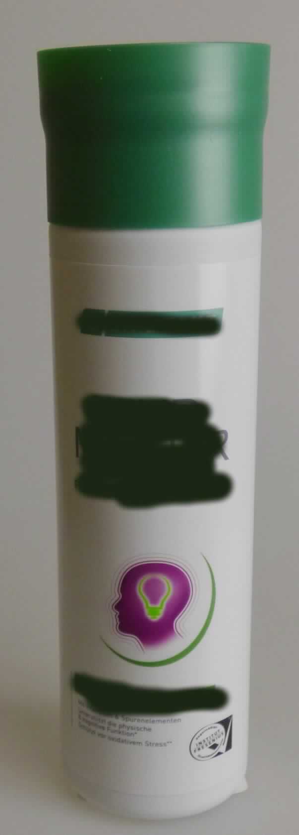 Flüssiges Nahrungsergänzungsmittel.

Antragsangaben (als zutreffend unterstellt): Flüssiges Nahrungsergänzungsmittel mit Vitaminen, Eisen und Selen, mit Zucker und Süßungsmittel. Es wurden vertrauliche Angaben gemacht. 

Beschaffenheit des vorgelegten Warenmusters: Originalflasche mit Drehverschluss und Dosierkappe. Gemäß Deklaration liegt der Gehalt an Vitaminen je Tagesdosis bei maximal 100 % NRV. Verzehrempfehlung: täglich 80 ml, pur oder mit Wasser oder Fruchtsaft verdünnt. Inhalt: grün-graue, trübe, leicht bewegliche, süß, leicht bitter, leicht nach Aloe Vera schmeckende, unmittelbar trinkbare Flüssigkeit.
Saccharose/Invertzucker (gemäß Angabe): enthalten; Alkohol (gemäß Angabe): nicht enthalten; Erzeugnisse/Fette aus Erzeugnissen der Positionen 0401 bis 0404 (gemäß Angabe): nicht enthalten.

Anderes nicht alkoholhaltiges Getränk, anderes als in den UPos 2202 1000 bis 2202 9915 der KN genannt, Zucker enthaltend (Saccharose oder Invertzucker), Fruchtsaft, mit Wasser verdünnt.