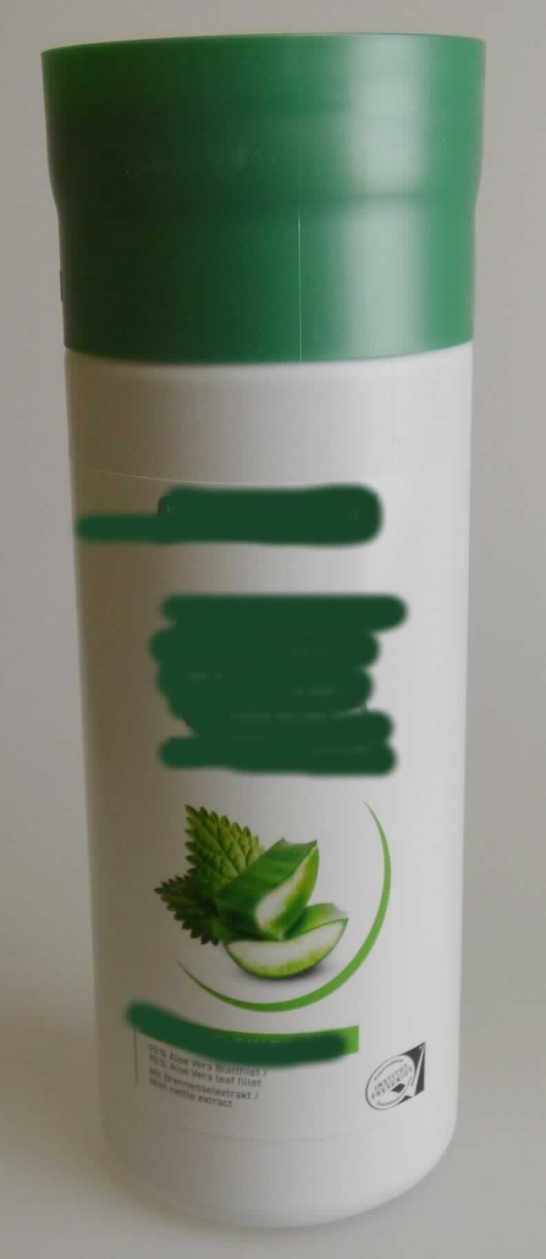 Aloe Vera Getränk.
Antragsangaben (als zutreffend unterstellt): Aloe Vera Drinking Gel. Lebensmittelzubereitung aus Aloe Vera Gel, Honig und Brennnesselextrakt. Zur Zusammensetzung der Ware wurden vertrauliche Angaben gemacht.

Beschaffenheit der vorgelegten Warenprobe: gelbbraune, leicht trübe, leicht viskose, unmittelbar trinkbare Flüssigkeit, schwach süß und typisch nach Aloe Vera schmeckend, abgefüllt in einer weißen, mit Banderole versehenen 1l-Kunststoffflasche mit Schraubverschluss und Dosierkappe. Aufschrift, auszugsweise: "Verzehrempfehlung: dreimal täglich 30 ml einnehmen."

Alkohol (gemäß Angabe): nicht enthalten; Saccharose/Invertzucker (gemäß Angabe, aus Honig): enthalten; Erzeugnisse/Fette aus Erzeugnissen der Positionen 0401 bis 0404 (gemäß Angabe): nicht enthalten.

Anderes nicht alkoholhaltiges Getränk, anderes als in den UPos 2202 1000 bis 2202 9915 der KN genannt, Zucker enthaltend (Saccharose oder Invertzucker), andere.