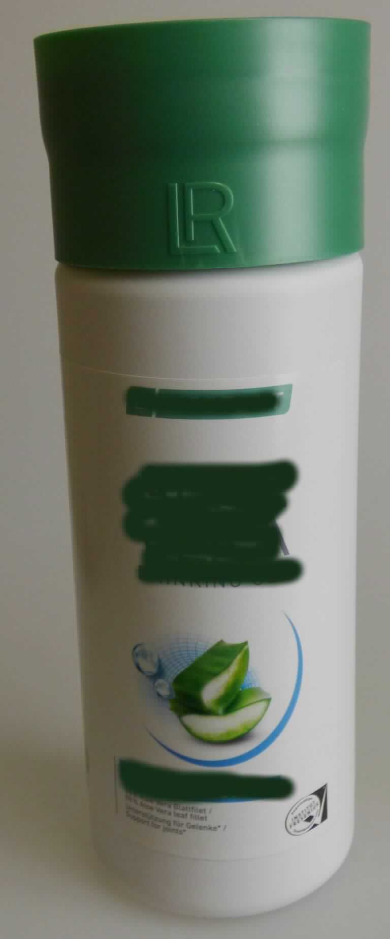 Aloe Vera Getränk.
Antragsangaben (als zutreffend unterstellt): Aloe Vera Drinking Gel. Flüssiges Nahrungsergänzungsmittel mit Vitamin E und C. Zur Zusammensetzung der Ware wurden vertrauliche Angaben gemacht.

Beschaffenheit der vorgelegten Warenprobe: hellgelbe, leicht trübe, leicht viskose, unmittelbar trinkbare Flüssigkeit, schwach süß, leicht nach Orange und typisch nach Aloe Vera schmeckend, abgefüllt in einer weißen, mit Banderole versehenen 1l-Kunststoffflasche mit Schraubverschluss und Dosierkappe. Aufschrift, auszugsweise: "Verzehrempfehlung: 3 mal täglich 30 ml."

Alkohol (gemäß Angabe): nicht enthalten; Saccharose/Invertzucker (gemäß Angabe, aus Orangensaft): enthalten; Erzeugnisse/Fette aus Erzeugnissen der Positionen 0401 bis 0404 (gemäß Angabe): nicht enthalten.

Anderes nicht alkoholhaltiges Getränk, anderes als in den UPos 2202 1000 bis 2202 9915 der KN genannt, Zucker enthaltend (Saccharose oder Invertzucker), andere.