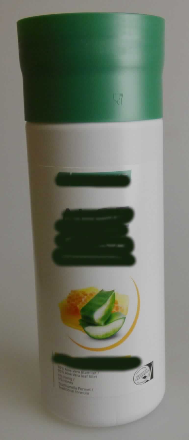 Aloe Vera Getränk.
Antragsangaben (als zutreffend unterstellt): Aloe Vera Drinking Gel. Flüssiges Nahrungsergänzungsmittel mit Vitamin C und Honig. Zur Zusammensetzung der Ware wurden vertrauliche Angaben gemacht.

Beschaffenheit der vorgelegten Warenprobe: hellgelbe, leicht trübe, leicht viskose, unmittelbar trinkbare Flüssigkeit, schwach süß, mit Honiggeschmack und typisch nach Aloe Vera schmeckend, abgefüllt in einer weißen, mit Banderole versehenen 1l-Kunststoffflasche mit Schraubverschluss und Dosierkappe. Aufschrift, auszugsweise: "Verzehrempfehlung: 3 mal täglich 30 ml einnehmen."

Alkohol (gemäß Angabe): nicht enthalten; Saccharose/Invertzucker (gemäß Angabe, aus Honig): enthalten; Erzeugnisse/Fette aus Erzeugnissen der Positionen 0401 bis 0404 (gemäß Angabe): nicht enthalten.

Anderes nicht alkoholhaltiges Getränk, anderes als in den UPos 2202 1000 bis 2202 9915 der KN genannt, Zucker enthaltend (Saccharose oder Invertzucker), andere.