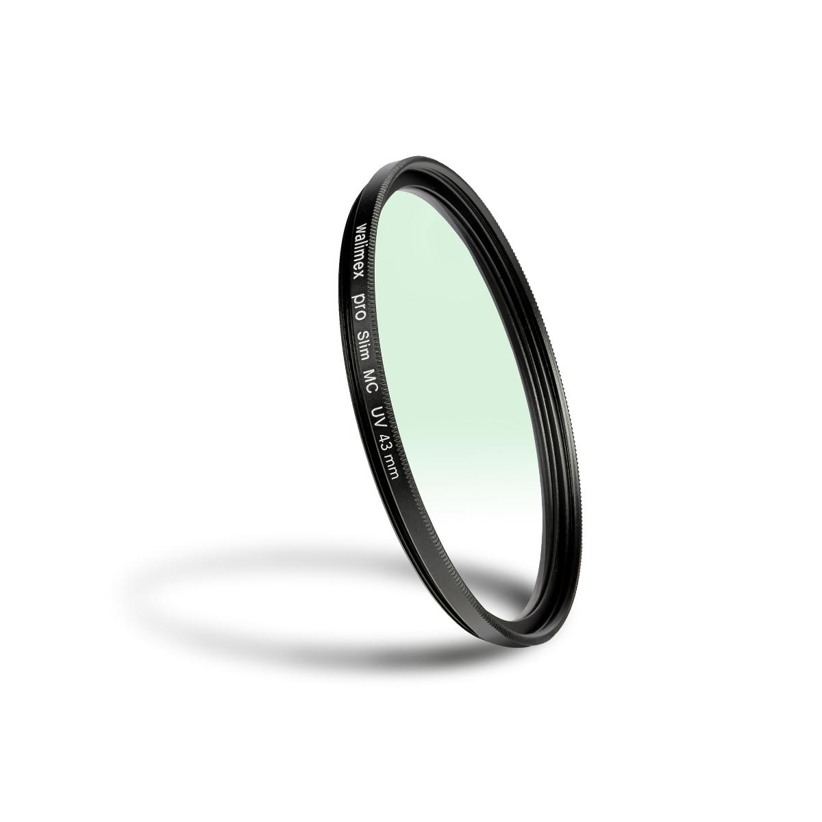 Sog. UV-Filter, in den Durchmessern 43 mm, 46mm und 49 mm, jeweils in Form eines runden, in einem Metallrahmen mit zusätzlichem Frontgewinde gefassten, UV-Licht absorbierenden, mehrschichtvergüteten Filter aus optisch bearbeitetem, planparallel geschliffenem Filterglas.
Äußere Form: siehe Abbildung in der Anlage.
Der UV-Filter wurde für die Landschaftsfotografie entwickelt und wird auf ein Foto-Objektiv (nicht Gegenstand dieser vZTA-Entscheidung) geschraubt. Er blockiert ultraviolettes Licht, macht Fernsichten möglich, weil der sog. Dunst gemildert wird. Der Bildeindruck vermittelt dadurch sattere Farben und eine höhere Schärfe. Durch das zusätzliche Frontgewinde sind weitere Filter kombinierbar.

Das Erzeugnis ist in einer passenden, für die dauerhafte Aufbewahrung geeigneten Schutzhülle verpackt.

Die Ware wird als "optisches Element, aus Stoffen aller Art, für Instrumente und Geräte, gefasst, nicht aus nicht optisch bearbeiteten Glas, Filter" eingereiht.