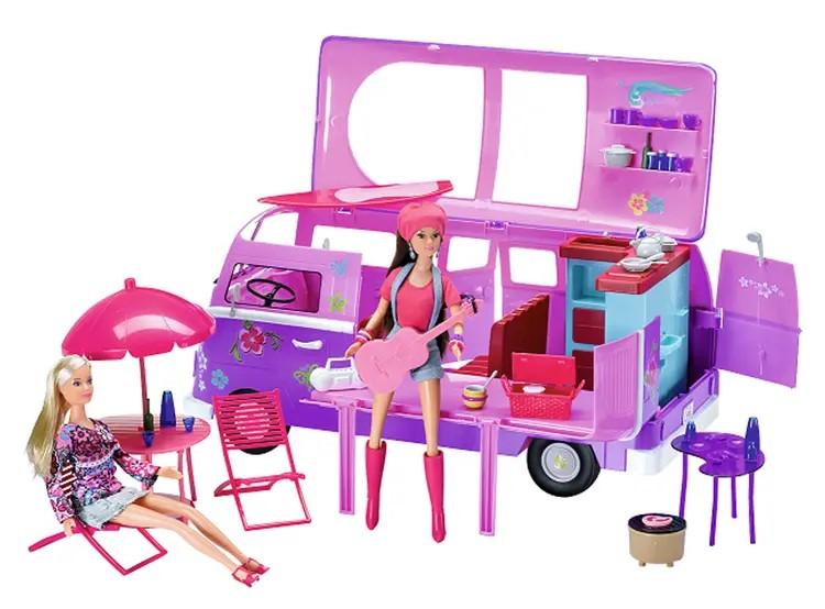 Nach den Angaben der Antragstellerin und der vorliegenden Abbildung handelt es sich bei der als "Steffi Love Hawaii Camper, Artikel Nummer MAN 246779" bezeichneten Ware um Spielzeug in Zusammenstellung, bestehend aus
- einer beweglichen Steffi-Love-Puppe aus Kunststoff,
-- die Nachbildung einer jungen Frau darstellend,
-- mit beweglichen Armen und Beinen und drehbarem Kopf,
-- mit einem T-Shirt, Shorts, einem Bandana und Stiefeln bekleidet,
- einem pinkfarbenen, stilisierten Camper mit vier Rädern und aufklappbaren Teilen 
  (Dach, Heckklappe und Seitenteil), 
-- innen u.a. mit einer Fahrerkabine, einer Nasszelle und einer Küchenzeile sowie einer
    Sitzecke ausgestattet,
- anderem Spielzeug aus Kunststoff, u.a. in Form der Nachbildung von zwei Stühlen,
   zwei Tischen, einem Grill, einem Sonnenschirm sowie Küchenutensilien und
   einer rosa Spielzeug-Gitarre,
- gemeinsam in einer Schachtel für den Einzelverkauf aufgemacht.

Derartige Erzeugnisse werden zolltarifrechtlich als "anderes Spielzeug, aufgemacht in einer Zusammenstellung" eingereiht.