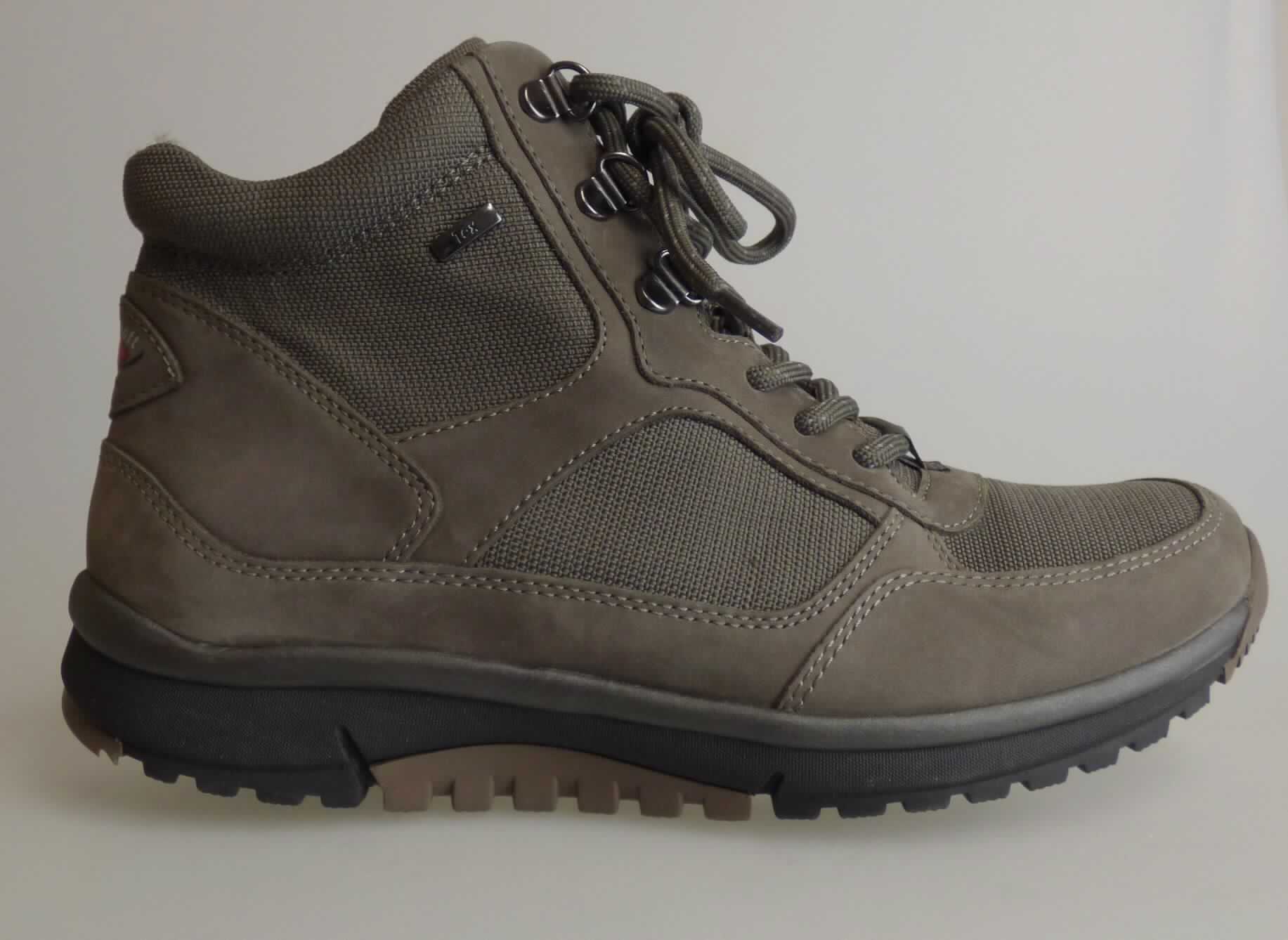 Stiefel (laut Antrag: "Freizeitschuh für Damen", Größe 4,5, Foto siehe Anlage)
- mit Laufsohlen aus Kunststoff/Kautschuk; ohne Hauptsohle aus Holz,
- mit Oberteil aus Leder (den größten Teil der Außenfläche bildend) und Spinnstoff,
- auf das Oberteil sind Verstärkungsteile aus Leder aufgesetzt,
- vorn mit Schnürsenkelverschluss und seitlich mit Reißverschluss,
- mit Zierbesatz,
- ohne Metallschutz in der Vorderkappe, 
- den Knöchel, jedoch nicht die Wade bedeckend,
- mit einer Länge der Innensohle von ca. 24,9 cm,
- für Frauen (u. a. schlanker Schnitt).

"Schuhe mit Laufsohlen aus Kunststoff/Kautschuk und Oberteil aus Leder, andere als in den Unterpositionen 
 6403 1200 bis 6403 9105 genannte, den Knöchel, jedoch nicht die Wade bedeckend, andere als in der
 Unterposition 6403 9111 genannte, für Frauen"