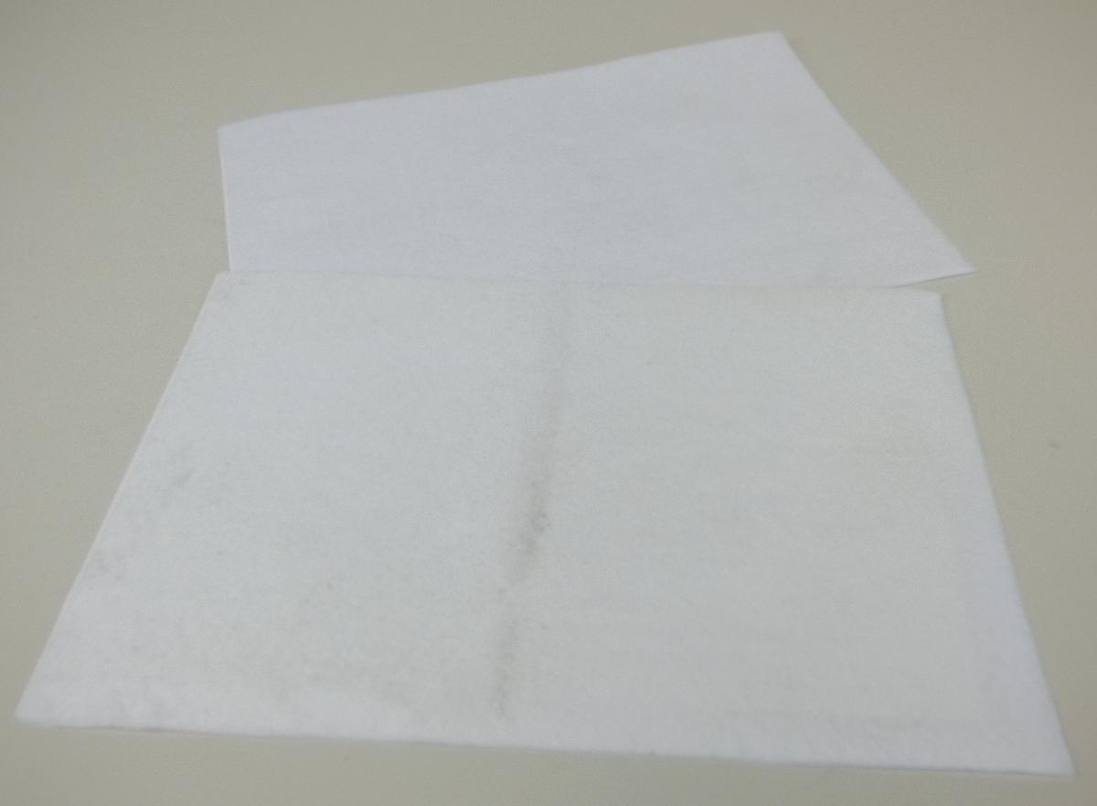 Nadelfilz, Foto siehe Anlage,
- laut Antrag:
-- als Meterware auf Rollen,
-- aus synthetischen Chemiefasern (Polyester),
-- genadelt,
-- einseitig mit einer Folie aus Kunststoff laminiert,
-- zusätzlich einseitig mit einem selbsthaftendem Kleber ausgestattet,
- mit einem Anteil an Spinnstoffen von über 50 GHT.

"Filz (Nadelfilz), laminiert"