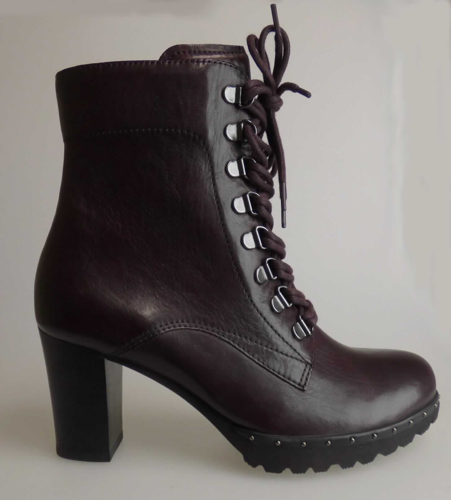 Stiefel (laut Antrag: "Freizeitschuhe für Damen", Größe 4,5, Foto siehe Anlage)
- mit Laufsohlen aus Kunststoff/Kautschuk; ohne Hauptsohle aus Holz,
- mit Oberteil aus Leder,
- vorn mit Schnürsenkelverschluss und seitlich mit Reißverschluss,
- ohne Metallschutz in der Vorderkappe, 
- den Knöchel, jedoch nicht die Wade bedeckend,
- mit einer Länge der Innensohle von ca. 24,6 cm,
- für Frauen (u. a. schlanker Schnitt und 7 cm hoher Absatz).

"Schuhe mit Laufsohlen aus Kunststoff/Kautschuk und Oberteil aus Leder, andere als in den Unterpositionen
 6403 1200 bis 6403 9105 genannte, den Knöchel, jedoch nicht die Wade bedeckend, andere als in der
 Unterposition 6403 9111 genannte, für Frauen"