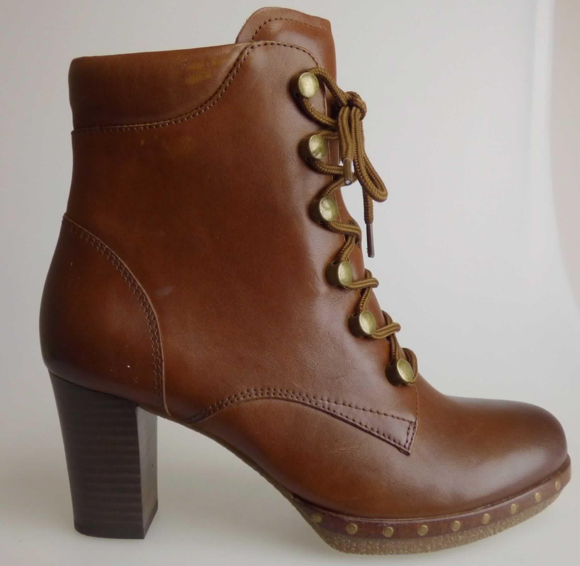 Stiefel (laut Antrag: "Freizeitschuhe für Damen", Größe 4,5, Foto siehe Anlage)
- mit Laufsohlen aus Kunststoff/Kautschuk; ohne Hauptsohle aus Holz,
- mit Oberteil aus Leder,
- vorn mit Schnürsenkelverschluss und seitlich mit Reißverschluss,
- ohne Metallschutz in der Vorderkappe, 
- den Knöchel, jedoch nicht die Wade bedeckend,
- mit einer Länge der Innensohle von ca. 24,6 cm,
- für Frauen (u. a. schlanker Schnitt und 7,5 cm hoher Absatz).

"Schuhe mit Laufsohlen aus Kunststoff/Kautschuk und Oberteil aus Leder, andere als in den Unterpositionen
 6403 1200 bis 6403 9105 genannte, den Knöchel, jedoch nicht die Wade bedeckend, andere als in der
 Unterposition 6403 9111 genannte, für Frauen"