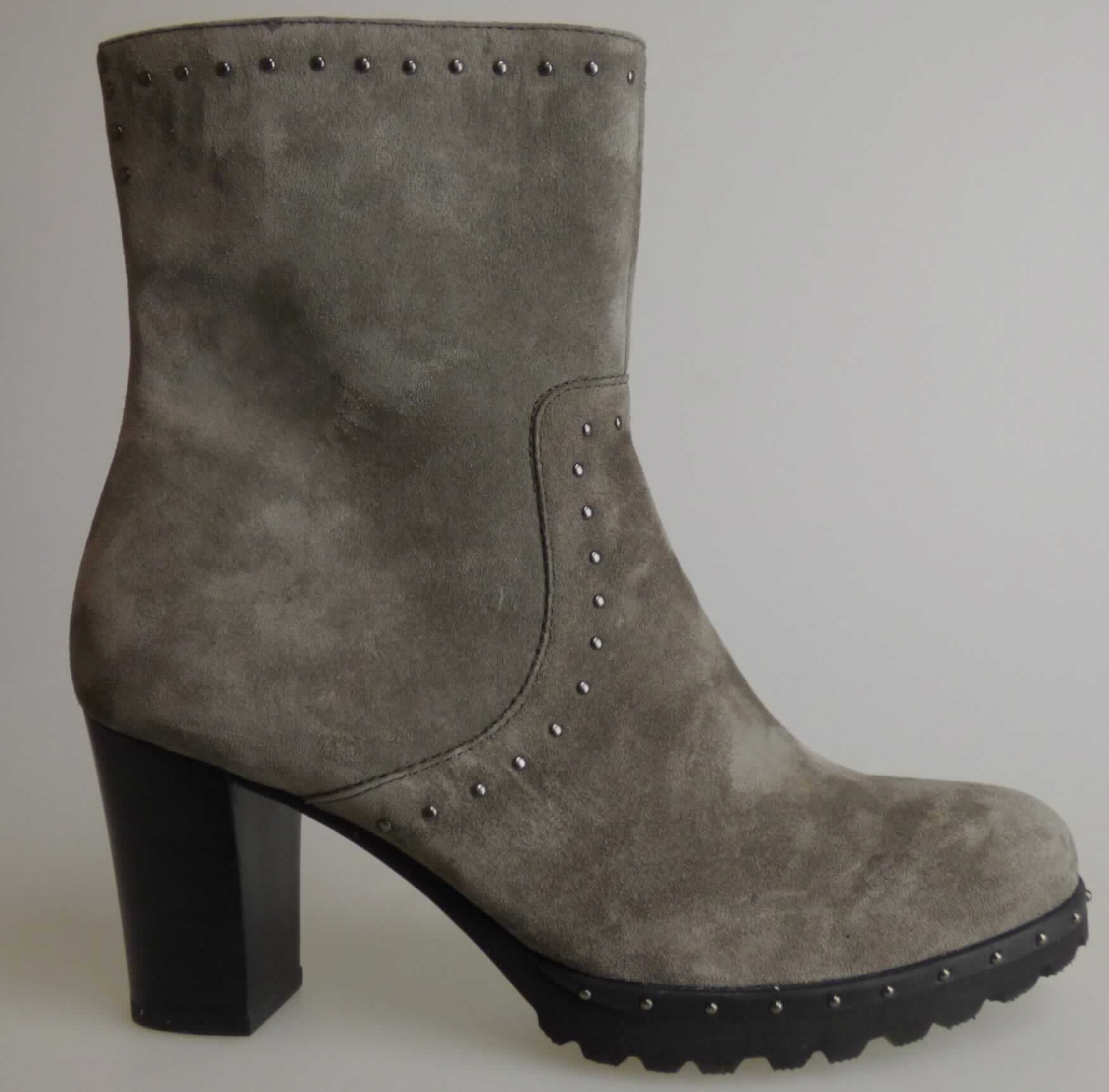 Stiefel (laut Antrag: "Freizeitschuhe für Damen", Größe 4,5, Foto siehe Anlage)
- mit Laufsohlen aus Kunststoff/Kautschuk; ohne Hauptsohle aus Holz,
- mit Oberteil aus Leder,
- seitlich mit Reißverschluss,
- mit Zierbesatz,
- ohne Metallschutz in der Vorderkappe, 
- den Knöchel, jedoch nicht die Wade bedeckend,
- mit einer Länge der Innensohle von ca. 24,5 cm,
- für Frauen (u. a. schlanker Schnitt und ca. 7,5 cm hoher Absatz).

"Schuhe mit Laufsohlen aus Kunststoff/Kautschuk und Oberteil aus Leder, andere als in den Unterpositionen
 6403 1200 bis 6403 9105 genannte, den Knöchel, jedoch nicht die Wade bedeckend, andere als in der
 Unterposition 6403 9111 genannte, für Frauen"