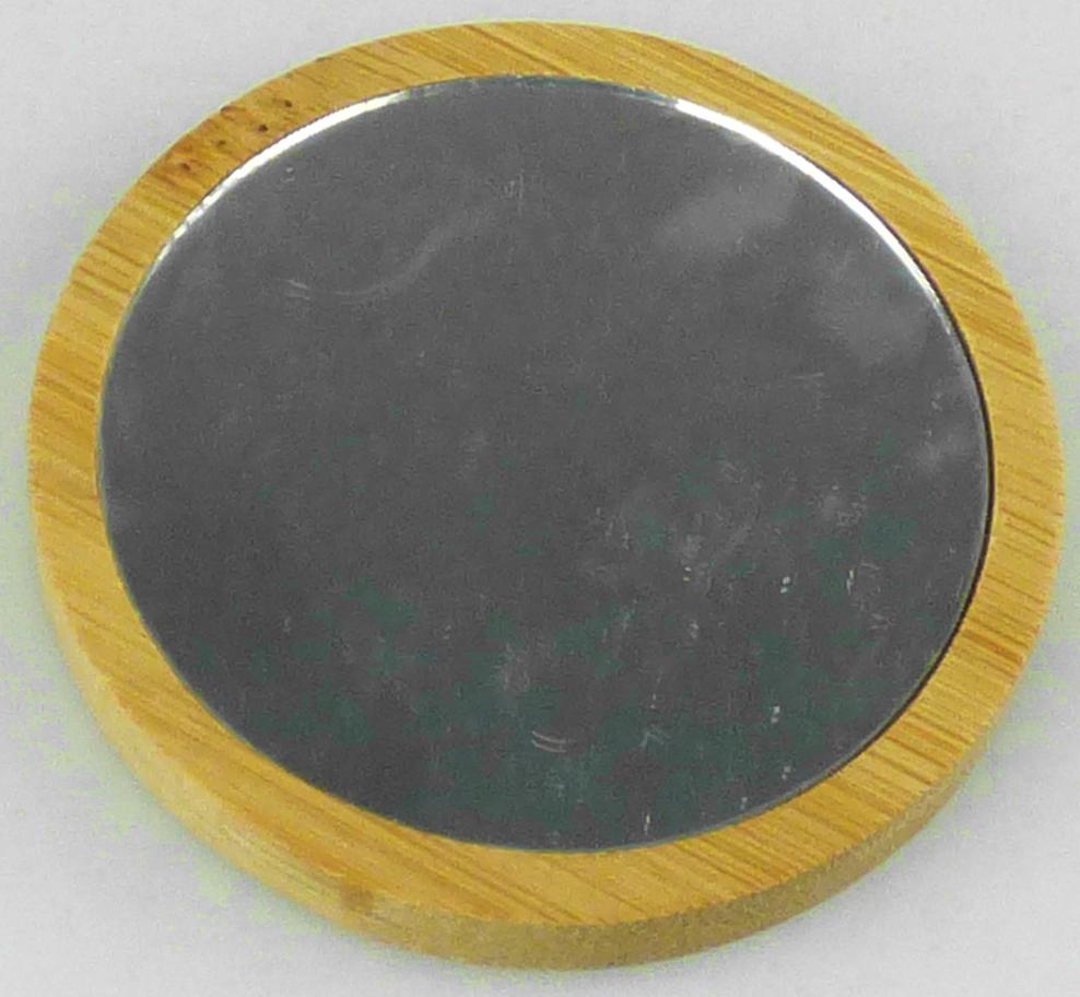 Taschenspiegel aus Glas, Foto siehe Anlage,
- runder Spiegel aus Glas,
- in einer runden Fassung aus Holz (damit gerahmt),
- mit einem Durchmesser von ca. 7 cm.

"Spiegel aus Glas, gerahmt, kein Rückspiegel für Fahrzeuge"