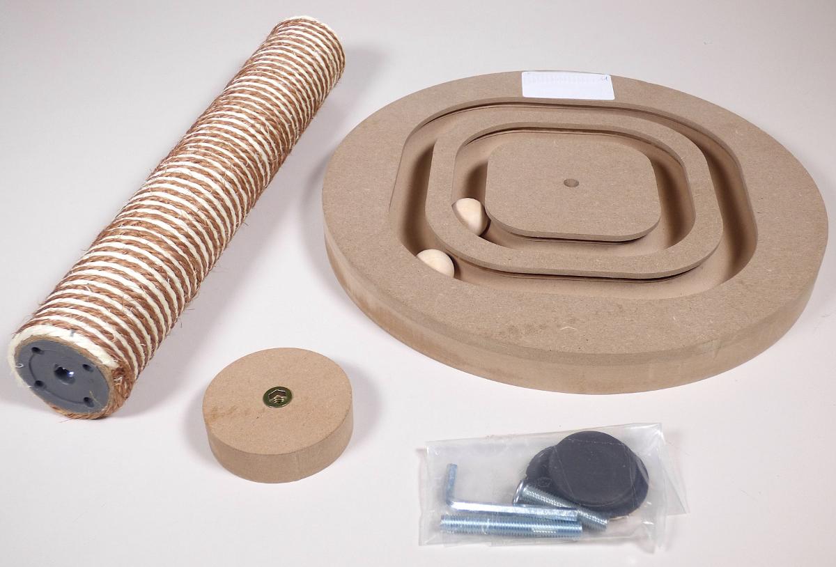 Kratzsäule, sog. Kratzstamm, NAN 7591393, Foto siehe Anlage,
- in einem Karton verpackt; noch nicht zusammengesetzt eingehend, mit Montagematerial,
- mit einer runden, als Tierspielzeug gestalteten Grundplatte aus Holz (Holzfaserplatte, Durchmesser:
  ca. 30 cm), die mit zwei Rillen und jeweils einer darin eingefassten, beweglichen Holzkugel ausge-
  stattet ist; an der Unterseite mit Kunststofffüßchen versehen,
- mit einer ca. 35 cm hohen Säule aus Pappe, die auf der Mantelfläche (Umfang: ca. 18,4 cm) mit
  Seilen aus augenscheinlich Sisal (Spinnstoffgarne mit einem Titer von augenscheinlich mehr als
  20.000 dtex) umwickelt ist,
- am oberen Ende der Säule mit einem runden Abschluss (Durchmesser: ca. 7 cm) aus der o. g. Holz,
- durch Zusammenfügen konfektioniert,
- dient der Beschäftigung von Katzen,
- im Hinblick auf die Verwendung sind die Seile aus Spinnstoffen und das Holz gegenüber der Pappe
  charakterbestimmend; insbesondere im Hinblick auf den Umfang bestimmen die Seile den wesent-
  lichen Charakter der Ware.

"Ware aus Seilen (Kratzsäule), anderweit weder genannt noch inbegriffen"