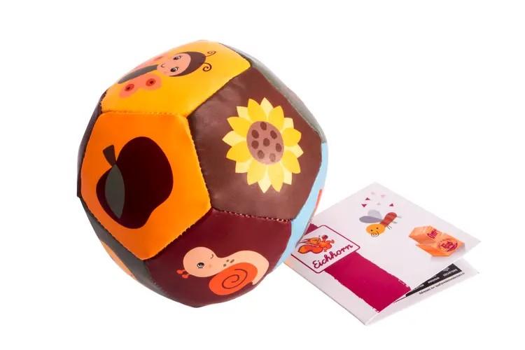 Bei dem durch Antragsangaben, ein Warenmuster und eine Abbildung veranschaulichten Erzeugnis handelt es sich um einen Spielzeugball
- mit einem Durchmesser von ca. 11 cm,
- mit einer aus 12 fünfeckigen Segmenten zusammengenähten und mit kindgerechten
  bunten Motiven aus der Natur (z.B. Bienen, Schnecken, Sonnenblumen, Igel, Blätter)
  bedruckten Außenhülle; die Segmente bestehen aus einem Verbunderzeugnis mit einer 
  Außenseite aus nicht zelligem Kunststoff, die auf der Innenseite mit einem dickeren 
  und dichten Gewirke unterlegt ist (Meterware aus Spinnstoff), 
- mit weichen Spinnstofffasern befüllt,
- aufgrund des Materials kein Sportball der Position 9506,
- dient zur spielerischen Unterhaltung insbesondere von Babys oder Kleinkindern.

Derartige Erzeugnisse sind zolltarifrechtlich als "anderes Spielzeug, nicht von den Unterpositionen (KN) 9503 0010 bis 9503 0095 erfasst, aus anderen Stoffen als Kunststoff, nicht aus Holz handgearbeitet" einzureihen.