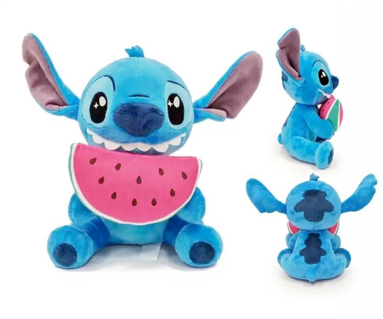 Spielzeug in Form eines nicht menschlichen Wesens
- die Figur "Stitch" darstellend, ein außerirdisches, blaues Wesen, das mit gespreizten Beinen
  auf einer ebenen Fläche sitzt
- mit einer Größe von ca. 25 cm
- aus verschiedenen, überwiegend blauen Gewirken zusammengenäht und bis auf die Ohren
  mit weichem Material gefüllt
- mit einem großen, runden Kopf mit aufgestickten Augen, einer Nase und einem Mund mit
  Zähnen aus Vliesstoff
- mit zwei großen Ohren mit jeweils einer Kerbe
- in der Hand hält die Figur einen großen Schnitz Wassermelone, die an den Händen und 
 am Mund befestigt ist und nicht abgenommen werden kann
- dient der spielerischen Unterhaltung von Kindern
- mit einem Hangtag versehen.

Die Ware wird zolltarifrechtlich als "Spielzeug, ein nicht menschliches Wesen darstellend, gefüllt" eingereiht.