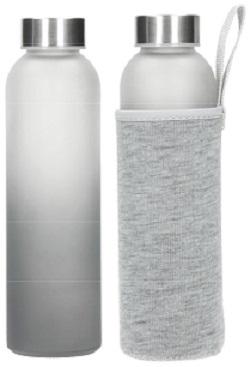 Trinkflasche aus Glas, Foto siehe Anlage,
aus verschiedenen Bestandteilen zusammengesetzte Ware, bestehend aus:
- einer Trinkflasche:
- - aus mechanisch gefertigtem, satiniertem Glas (laut Antrag in Sodalimequalität = gewöhnliches Glas),
- - mit einem Schraubgewinde am oberen, offenen Ende,
- - mit einem abschraubbaren Deckel aus Edelstahl und Kunststoff,
- - mit den Abmessungen: ca. 6 cm (Durchmesser) x ca. 22 cm (Höhe),
- - mit einem Fassungsvolumen von 450 ml (laut Antrag),
- einer Schutzhülle:
- - aus dreilagigen Flächenerzeugnissen der Position 5906 mit einer Außen- und Innenlage aus
    Gewirken aus Spinnstoffen und einer Zwischenlage aus synthetischem Kautschuk (laut Antrag),
- - zylinderförmig; mit Bodenteil,
- - am oberen Rand mit einer angenähten Trageschlaufe,
- - mit den Abmessungen: ca. 6,5 cm (Durchmesser) x ca. 15 cm (Höhe),
- die Trinkflasche bestimmt nach dem Umfang und ihrer Bedeutung in Bezug auf die Verwendung 
  den wesentlichen Charakter der zusammengesetzten Ware,
- keine Einreihung in die Position 7010, da die Ware dem Bereithalten von Getränken dient und
  üblicherweise nicht gewerblich zum Transport oder zur Verpackung verwendet wird.

"Glasware zu ähnlichen Zwecken wie zur Verwendung bei Tisch oder in der Küche, keine Ware
 der Position 7010 und 7018, nicht aus Glaskeramik oder Bleikristall, andere Glasware als in den 
 Unterpositionen 7013 2210 bis 7013 4999 genannte, nicht handgefertigt"