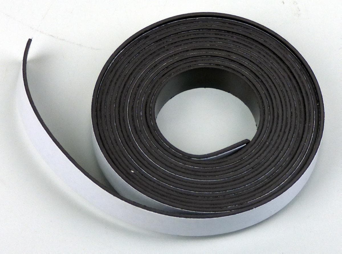 Magnetstreifen, selbstklebend, Art. 236558 (Abbildung siehe Anlage),
- in Form eines ca. 2,5 m langen und ca. 1,25 cm breiten dauermagnetischen Streifens aus agglomeriertem Ferrit mit einer Dicke von ca. 1 mm, einseitig mit Klebeschicht ausgestattet,
- zur Befestigung von magnethaften Gegenständen in unterschiedlichen Anwendungsbereichen.

"Dauermagnet aus agglomeriertem Ferrit, keine Ware der TARIC  Codes 8505 19 10 10  und 8505 19 10 20 - Magnetstreifen, selbstklebend"