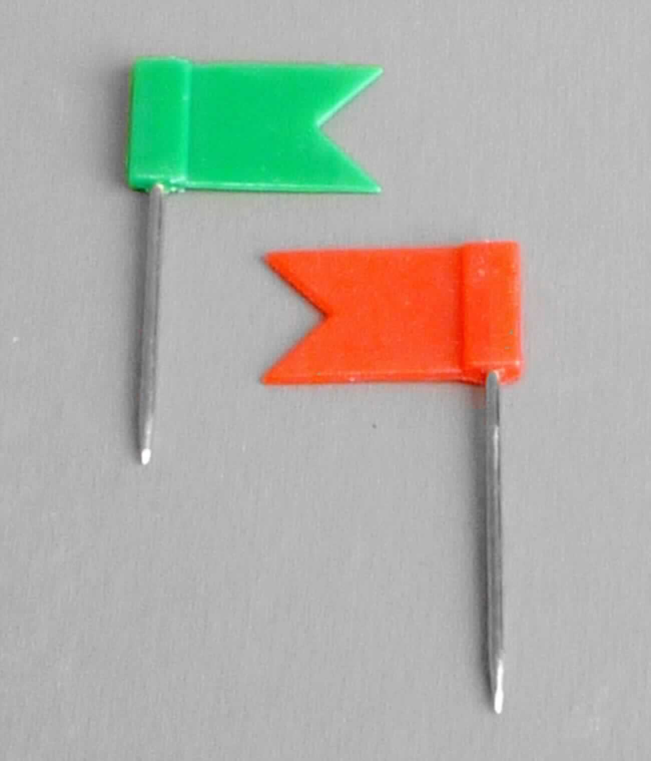 Es handelt sich um Drahtstifte (Pinnwandstifte), bestehend aus einem zugespitztem Schaft aus Stahldraht (Querschnittsabmessung: etwa 1,1 mm) und einem Kopf in Form eines etwa 17,4 mm x 10 mm großen Fähnchen aus Kunststoff. 
Gesamtlänge: etwa 34 mm. 
-Antragstellerangaben- 

Abbildung siehe Anlage.

Derartige Erzeugnisse gehören als "andere, den Reißnägeln ähnliche Waren, aus Eisen- oder Stahldraht, auch mit Kopf aus anderen Stoffen" zur Codenummer 7317 0060 00 0 des Zolltarifs.