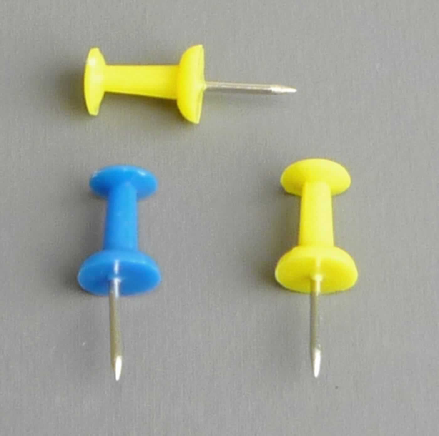 Es handelt sich um Drahtstifte (Pinnwandstifte), bestehend aus einem zugespitzem Schaft aus Stahldraht (Querschnittsabmessung: etwa 1 mm) und einem nahezu zylinderförmigen Kopf aus Kunststoff. 
Gesamtlänge: etwa 23 mm.
-Antragstellerangaben-

Abbildung siehe Anlage.

Derartige Erzeugnisse gehören als "andere, den Reißnägeln ähnliche Waren, aus Eisen- oder Stahldraht, auch mit Kopf aus anderen Stoffen" zur Codenummer 7317 0060 00 0 des Zolltarifs.