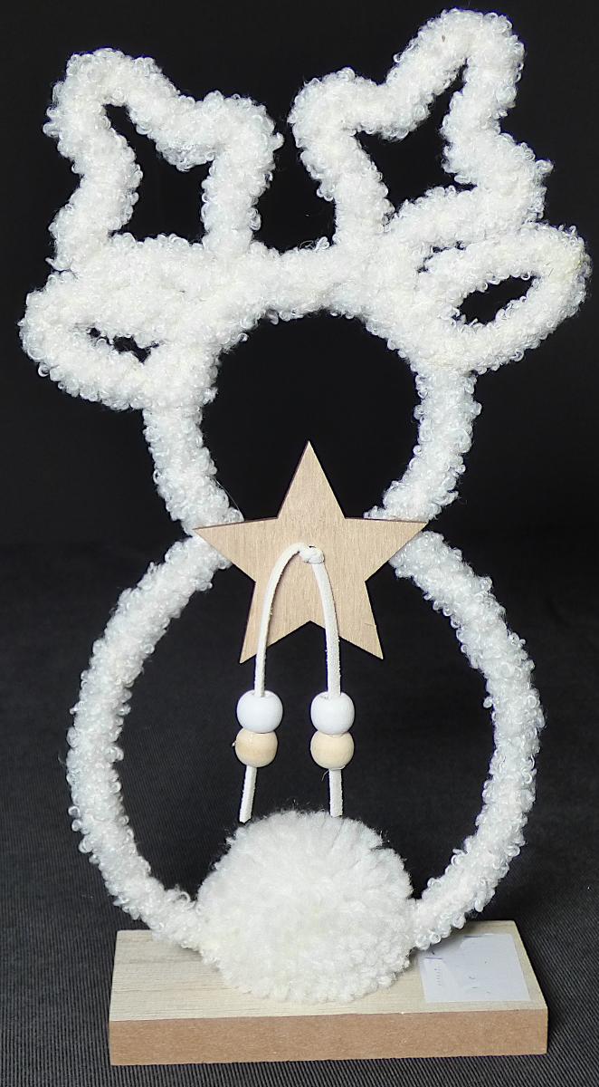 Es handelt sich um eine aus unedlem Metall, hier Eisen, gefertigte stilisierte Silhouette eines Rentiers. Das Erzeugnis ist mit Teddyfell (Polyester) überzogen und steht auf einem Standfuß aus Holz (MDF). Um den "Hals" des Rentiers sind ein Stern aus Holz sowie an einer Kordel befestigte Perlen, ebenfalls aus Holz, angebracht.

Das unedle Metall herrscht insbesondere im Hinblick auf Umfang, Menge und Zierwirkung gegenüber den anderen Materialien vor.

Derartige Erzeugnisse gehören als "andere Ziergegenstände aus unedlem Metall, weder versilbert, vergoldet noch platiniert" zur Codenummer 8306 2900 00 0 des Zolltarifs.

Abbildung siehe Anlage