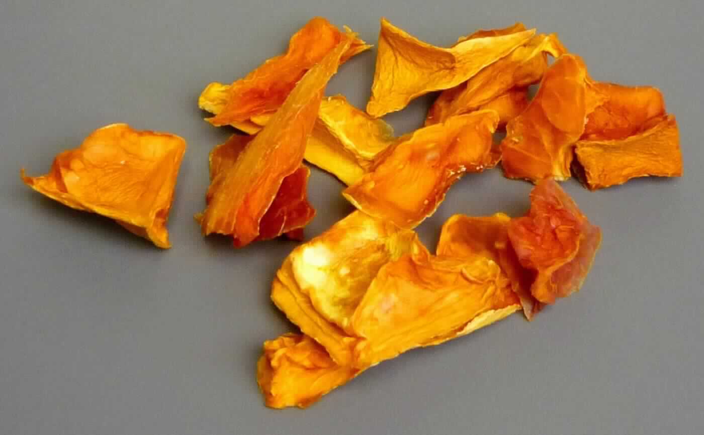 Getrocknete Papayastücke, naturbelassen

Antragsangaben:
Papaya, naturbelassen. Die Früchte werden in einer Solartrocknungsanlage bei einer Temperatur von weniger als 50 °C getrocknet und in Form von Stücken eingeführt.

Beschaffenheit des vorgelegten Warenmusters:
Orangegelb bis rot gefärbte, unregelmäßig geformte, bis zu 4 cm große Stücke getrockneter Papaya-Früchte; Konsistenz handelsüblicher Trockenfrüchte entsprechend; Geschmack nach Papaya, schwach natursüß.

Papaya-Früchte, getrocknet.