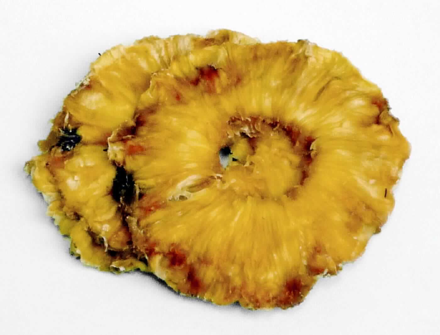 Getrocknete Ananasringe, naturbelassen

Antragsangaben:
Ananas der Sorten Golden und MD2 (Hybrid), naturbelassen und ohne jegliche Zusätze, insbesondere Zucker oder Konservierungsstoffe. Die geschälten Früchte werden in Scheiben geschnitten, in einer Solartrocknungsanlage bei einer Temperatur von weniger als 50 °C getrocknet und in dieser Form eingeführt.

Beschaffenheit des vorgelegten Warenmusters:
Gelb bis gelbraun gefärbte, etwa 2 - 4 mm dicke Scheiben getrockneter Ananas mit einem äußeren Durchmesser von 8 - 9 cm; Konsistenz handelsüblicher Trockenfrüchte entsprechend; Geschmack nach Ananas, natursüß, leicht säuerlich.

Ananas, getrocknet.